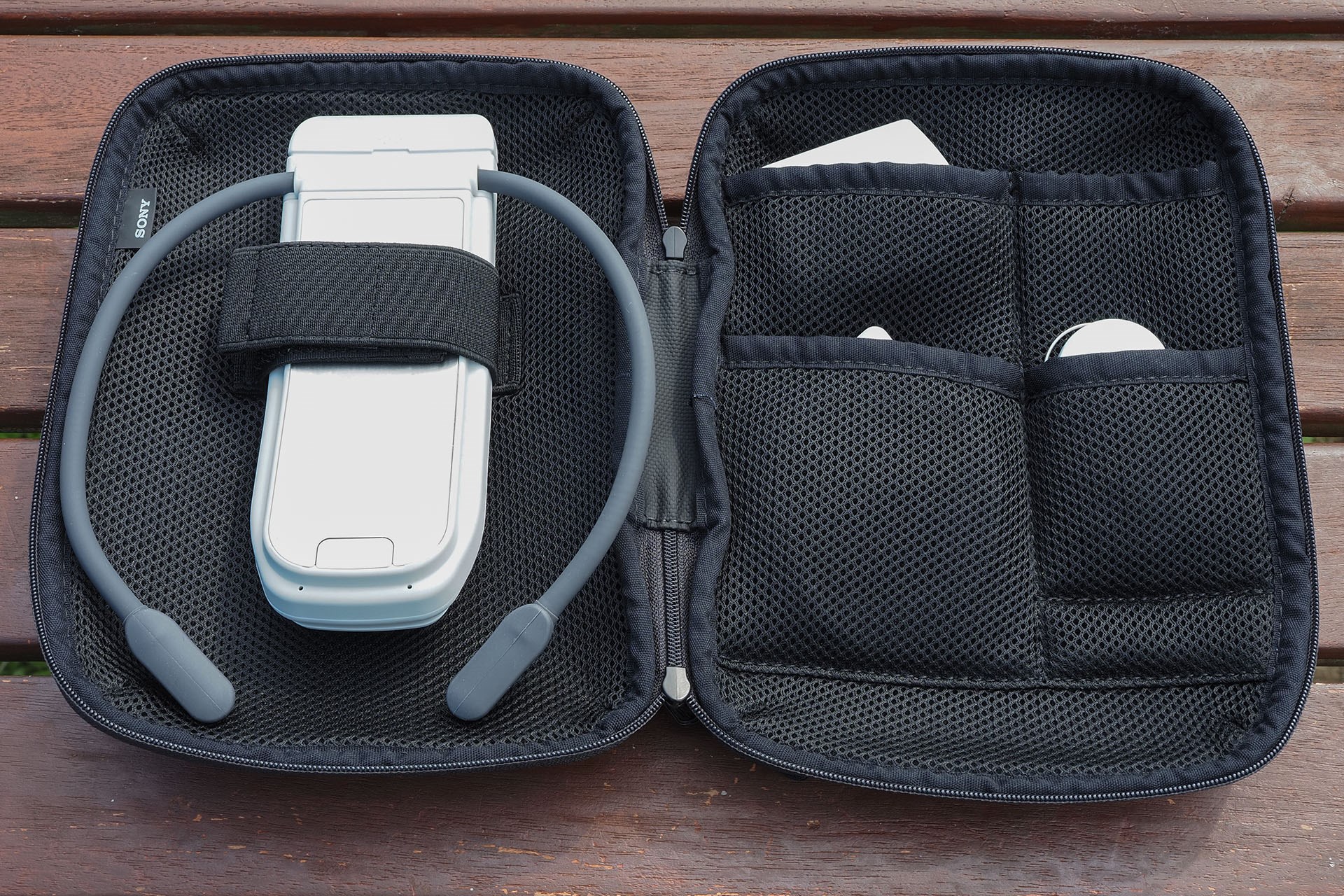 別売ケースは3300円もしたが、REON POCKET PRO一式がキレイに収まる。ソフトケースなのに3300円もしたが……。