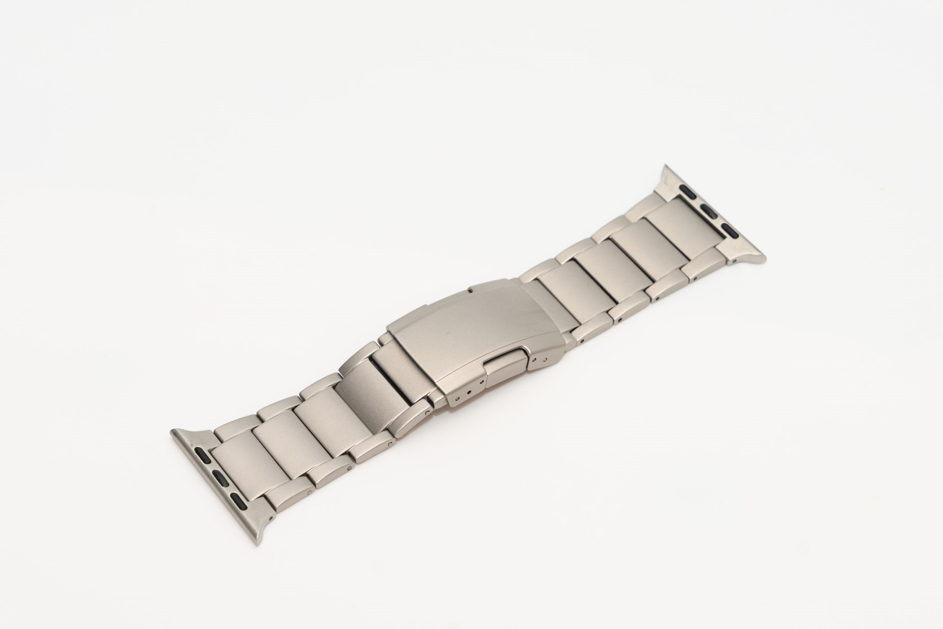 「MinZ Titanium Band 2」はグレード5チタンを採用したApple Watchバンド