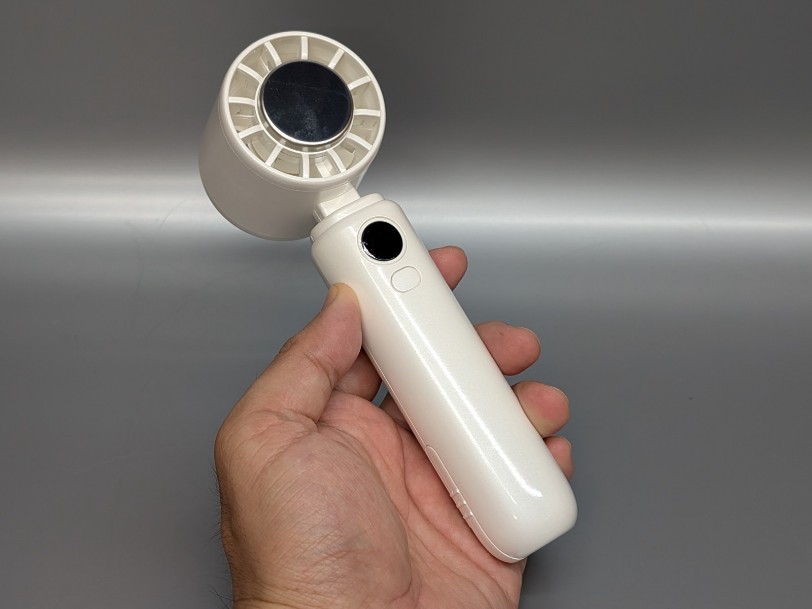 一般的なハンディファンよりも口径が小さいためかさばらないのが特徴