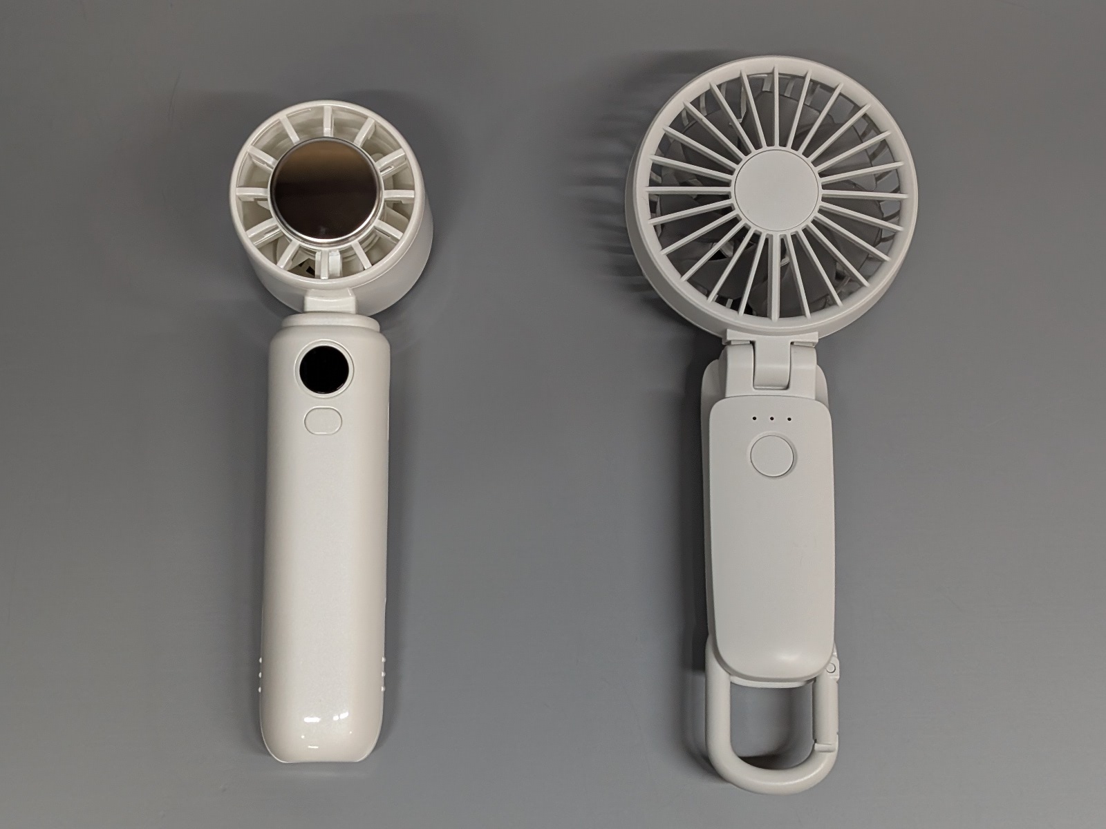 形状がオーソドックスなリズムのハンディファン（右）と比べるとスリムさがよくわかる