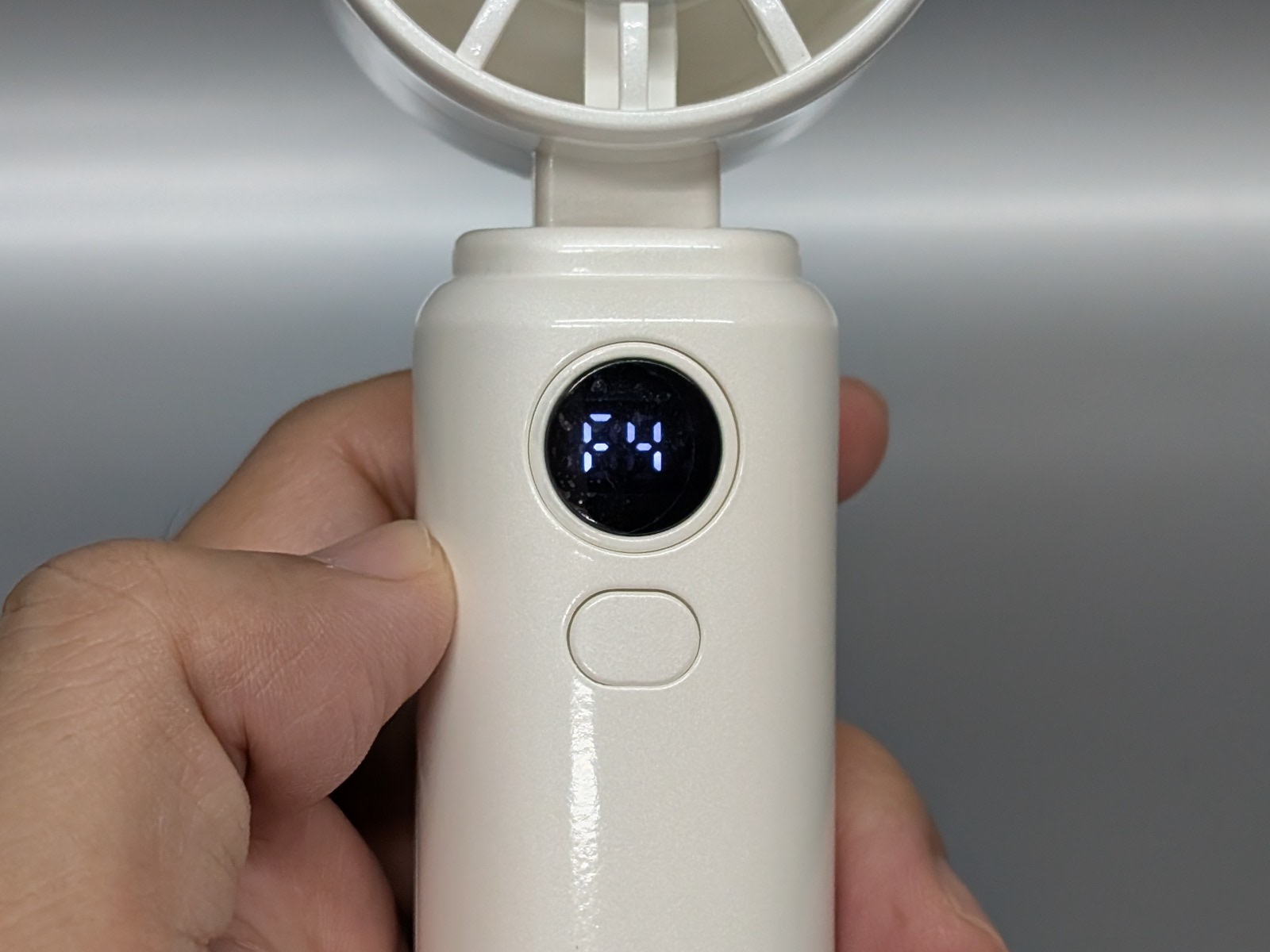 風量は4段階で可変する。調整は付け根の下にあるボタンで行う