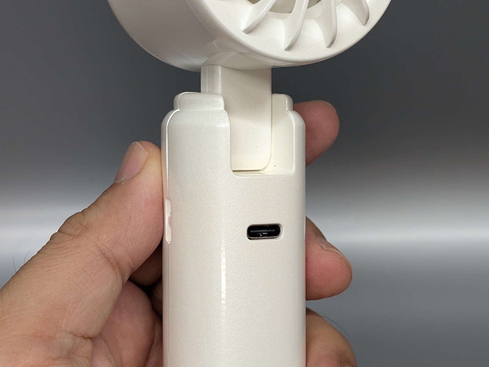 充電はUSB Type-C。ポートは背面にある