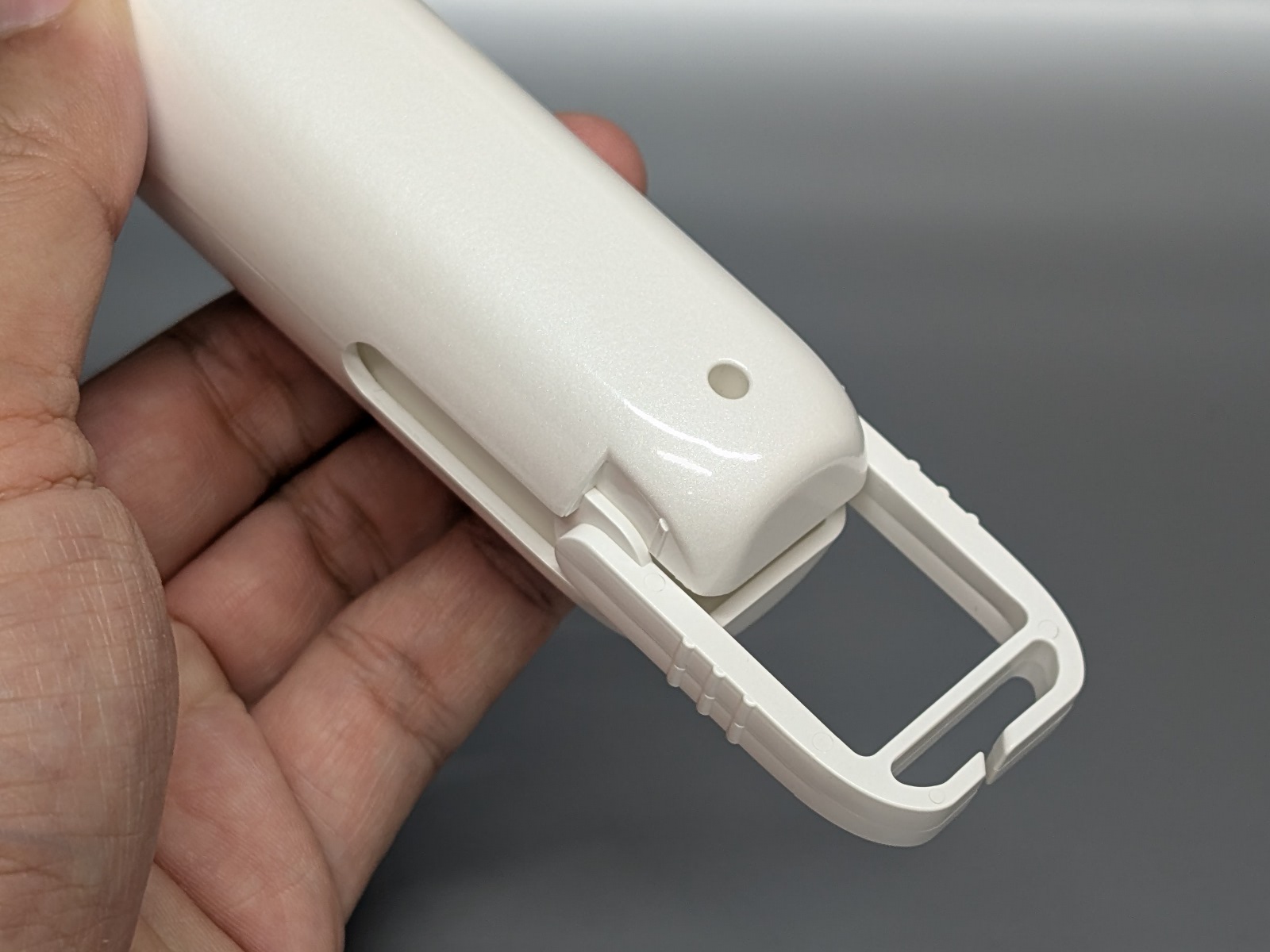 カラビナ部。使う時は引き出す構造