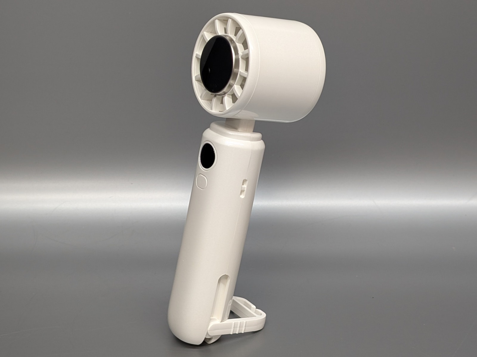 カラビナ部を90度曲げることで自立させられる