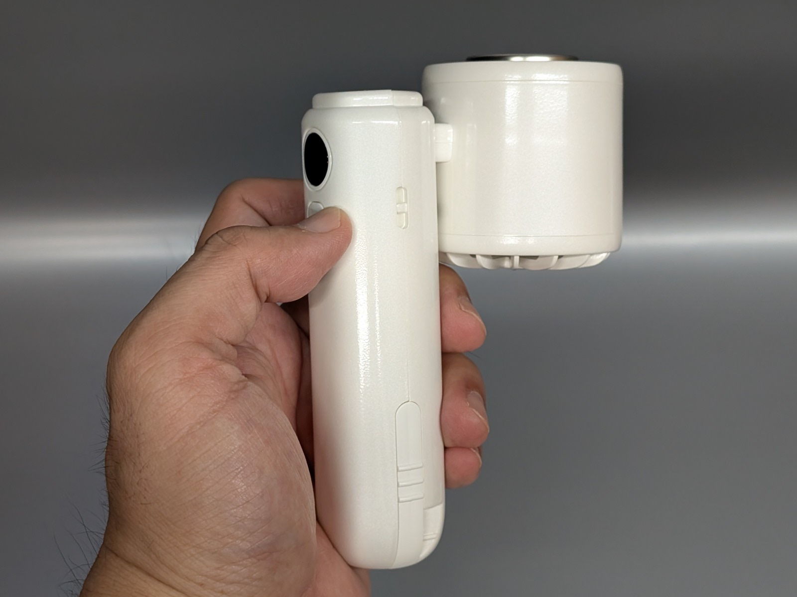 ファン部を折り曲げてストラップで首から掛け、風を顔の下から浴びる用途も紹介されているが、ストラップ1本で安定して保持するのは至難の業で、実用性は皆無だ