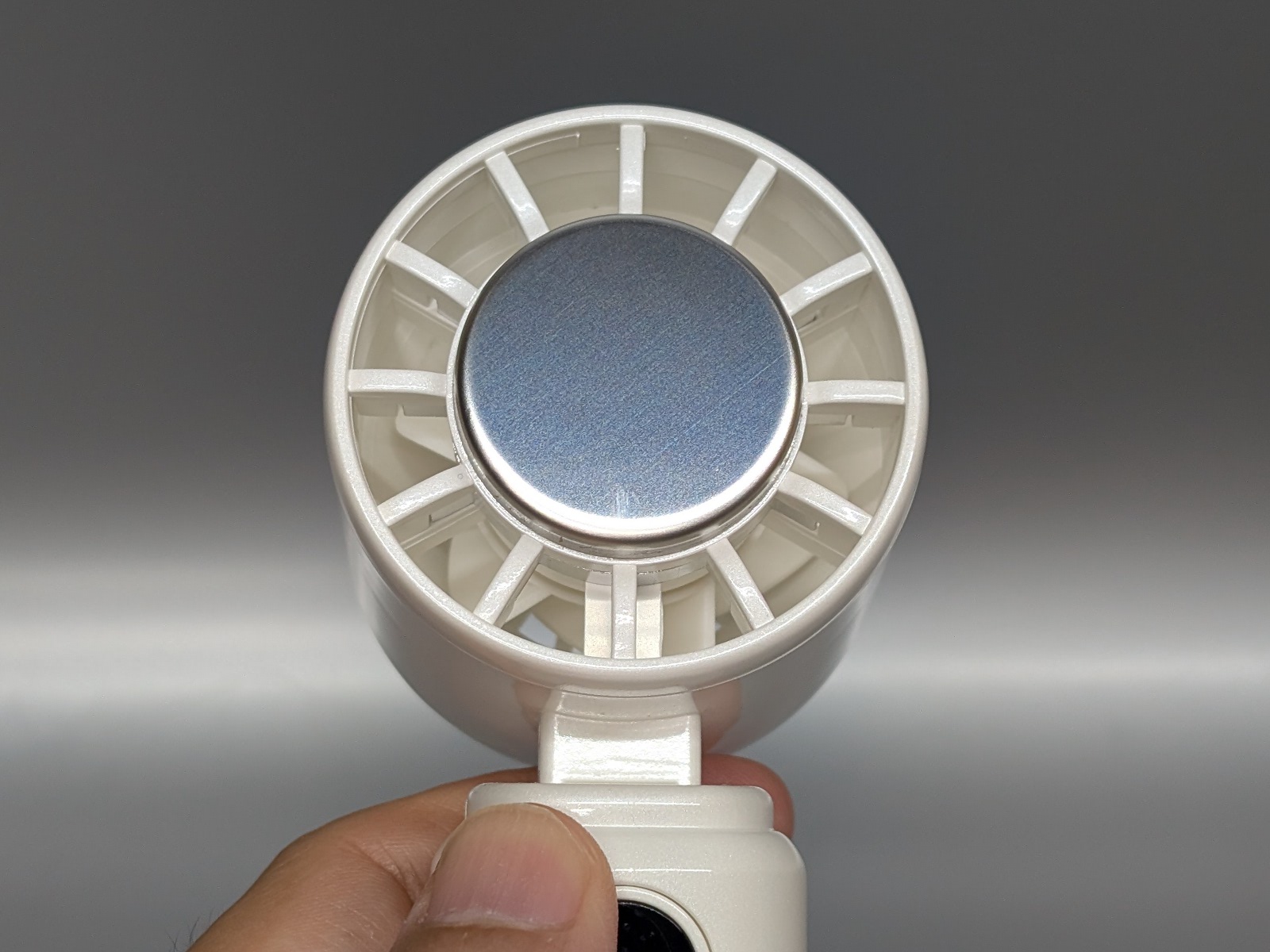 ファンカバーの中央部はペルチェ素子を内蔵。氷点下まで下がるため触れて肌を冷やすことができる。ちなみに送風温度にはまったく影響しない