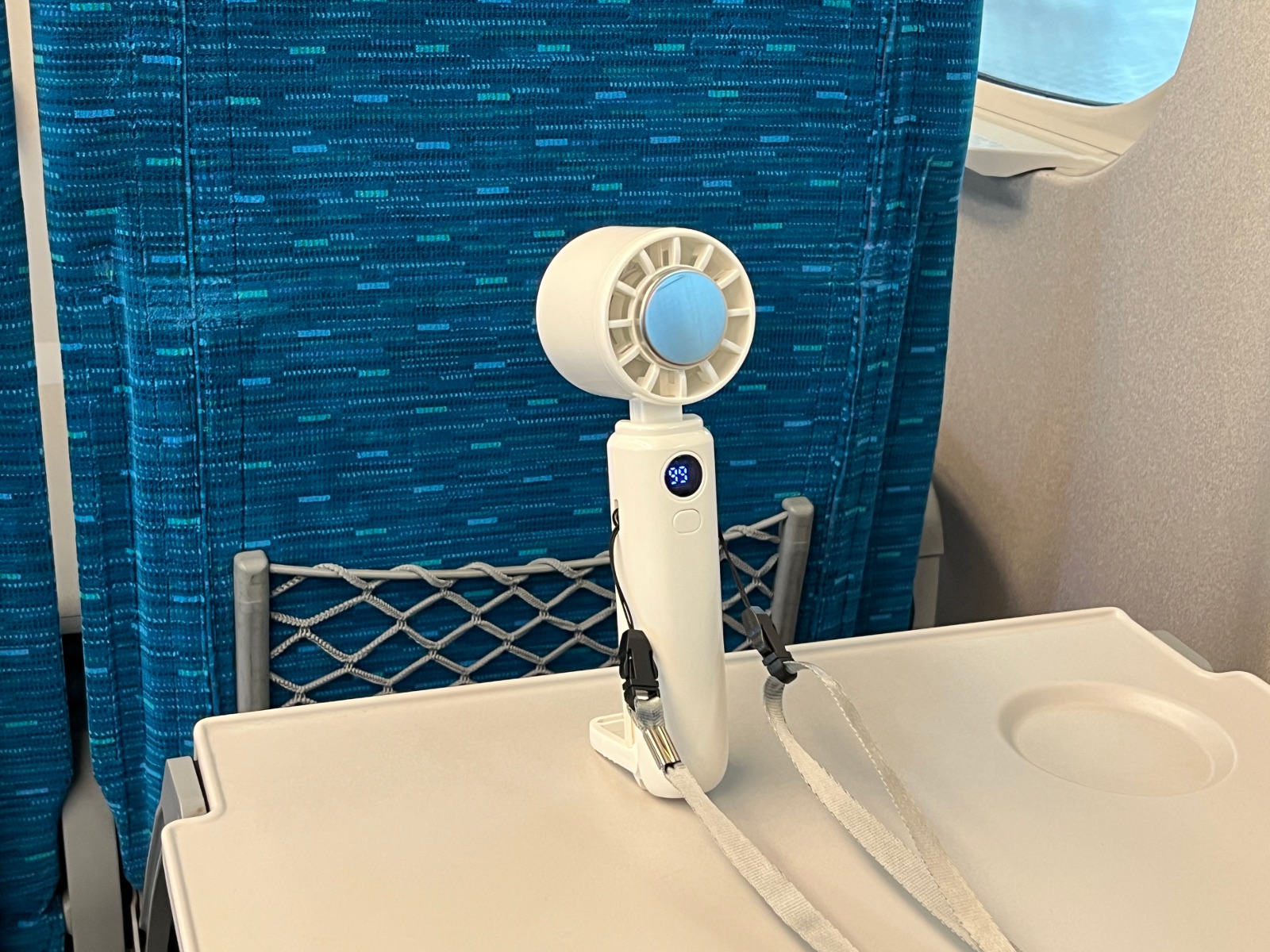 新幹線車内で使用してみたが安定性は低く、風量1にしていてもわずかなカーブで転倒する。また騒音はかなりのものだ