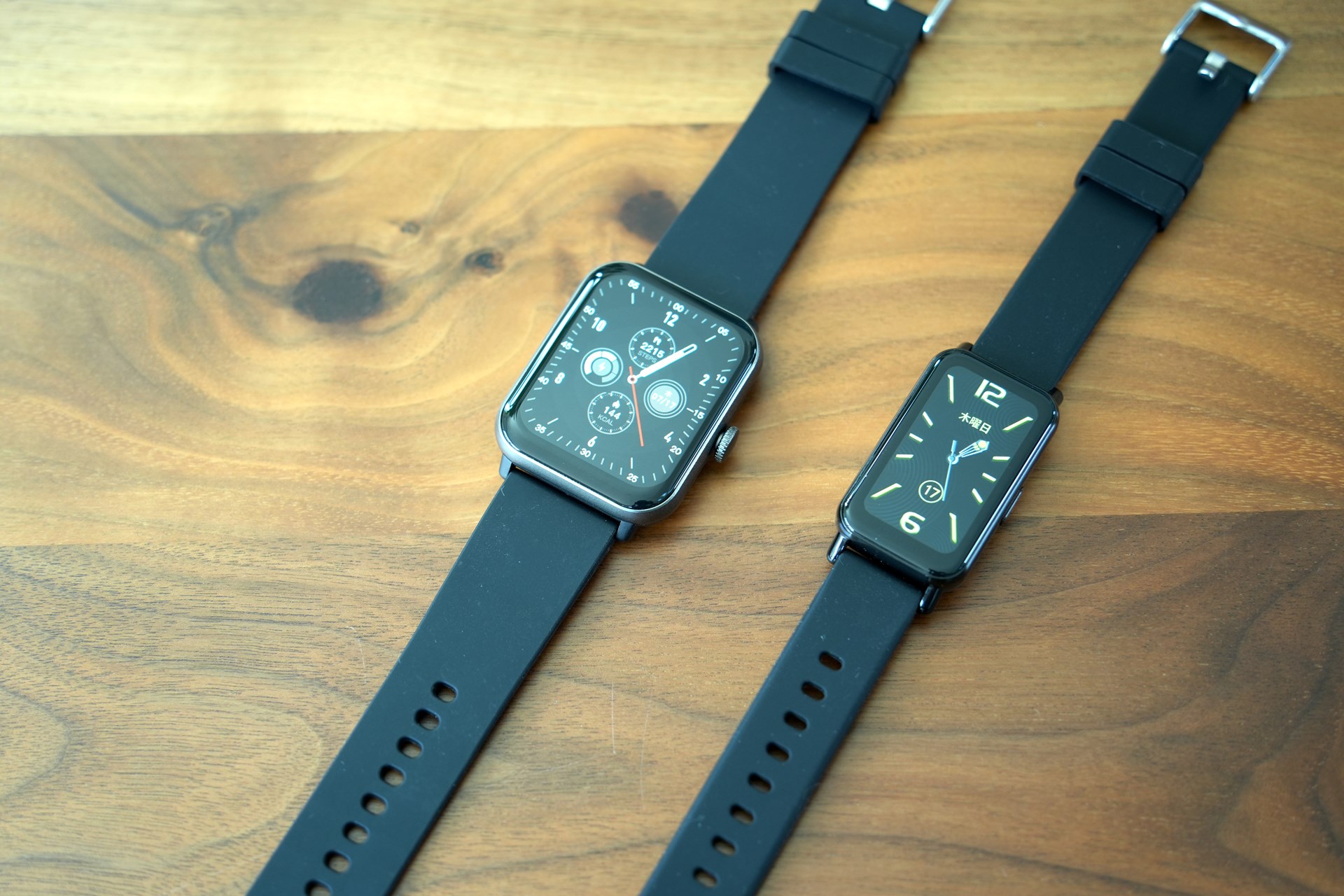 左がスマートウォッチ 01、右がスマートウォッチ 02。製造は「フューチャーモデル」というメーカーで、同社がオンラインで取扱説明書を提供し、サポートセンサーも用意されている