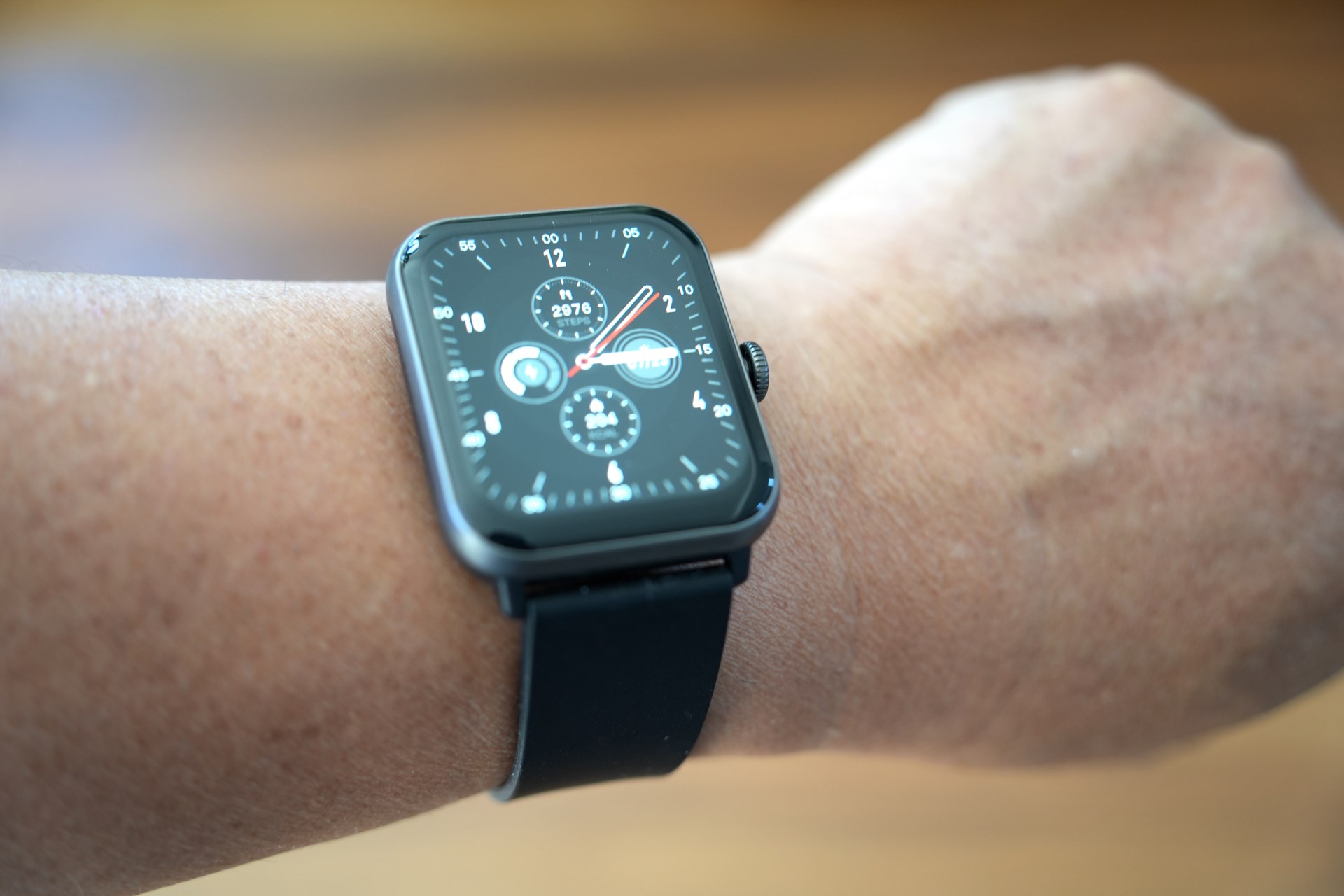 スマートウォッチ 01は文字盤が大きく、情報が見やすいことが利点