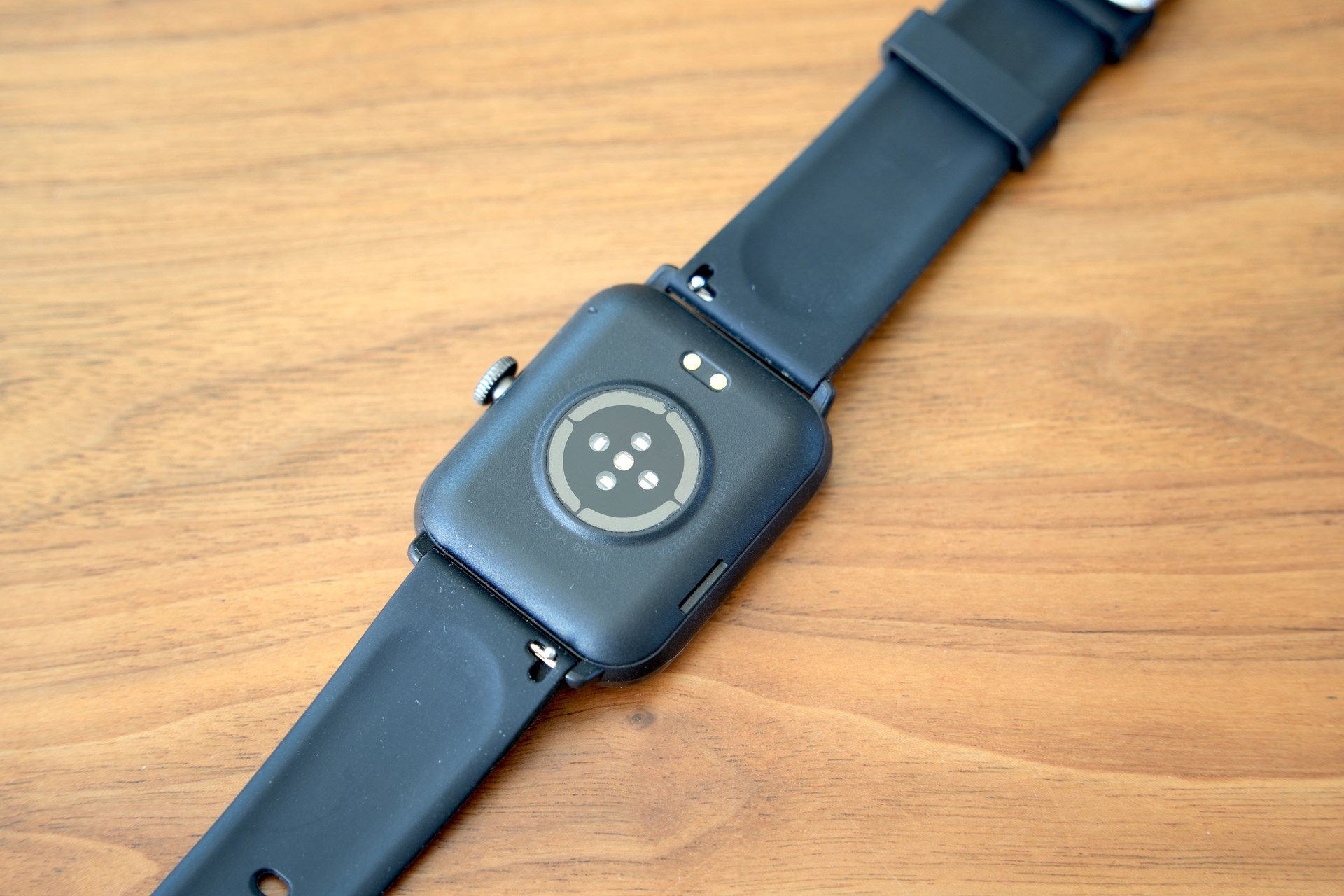 裏面に心拍センサーを搭載