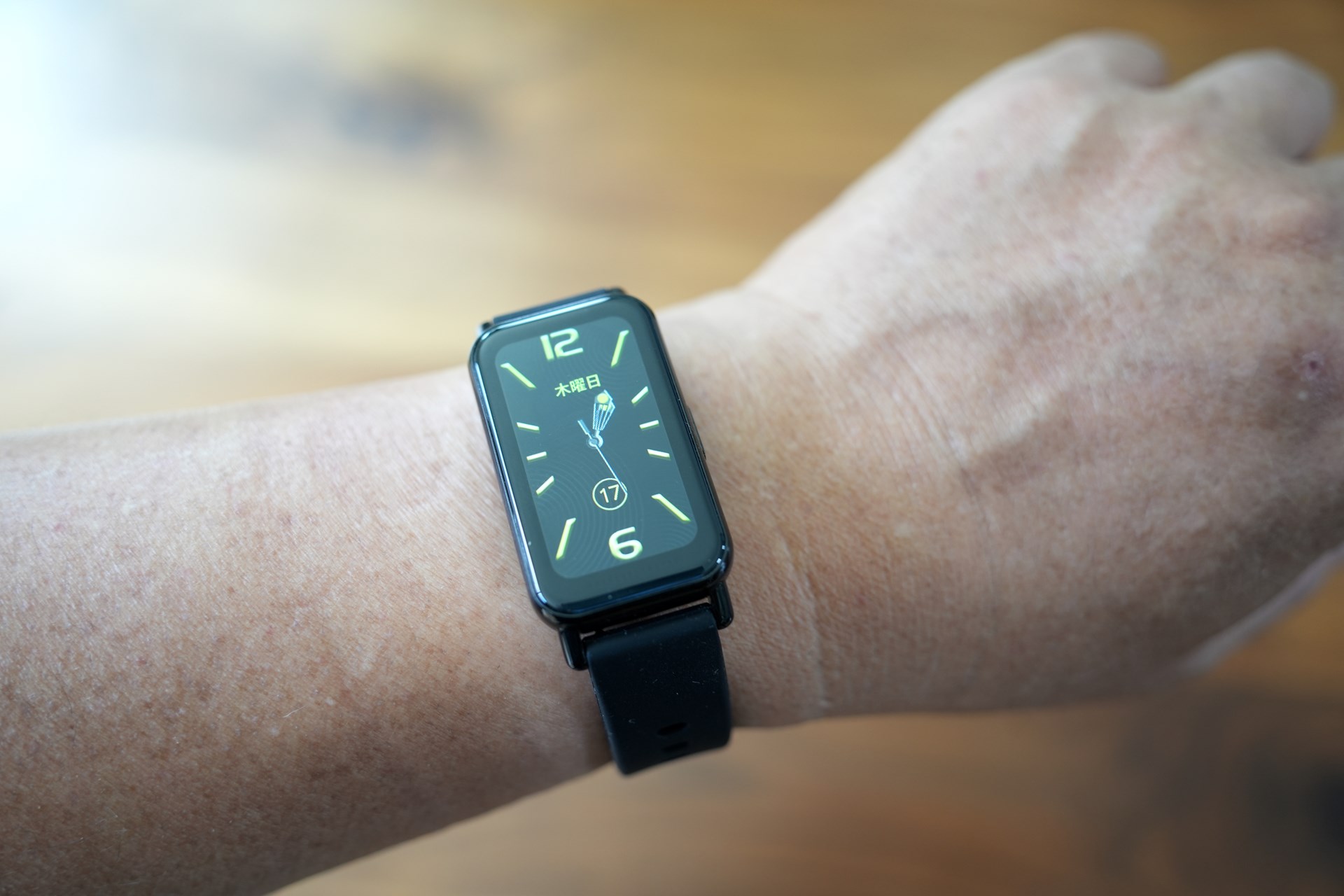 スマートウォッチ 02はスリムで軽いことが魅力