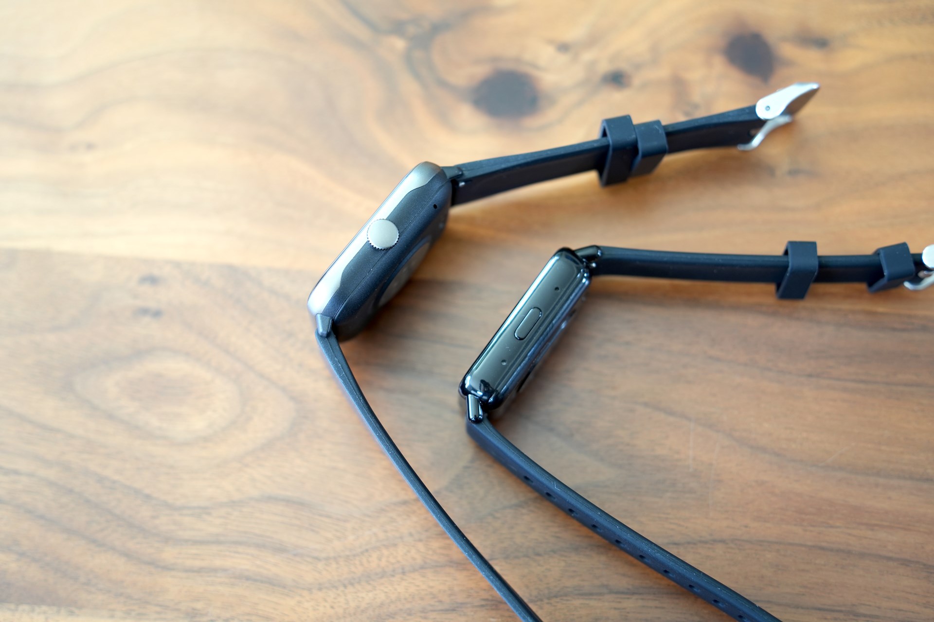 左がスマートウォッチ 01で、右側面に回して操作できるデジタルクラウンを搭載。右がスマートウォッチ 02で、押すだけのボタンを搭載。それぞれマイクも搭載