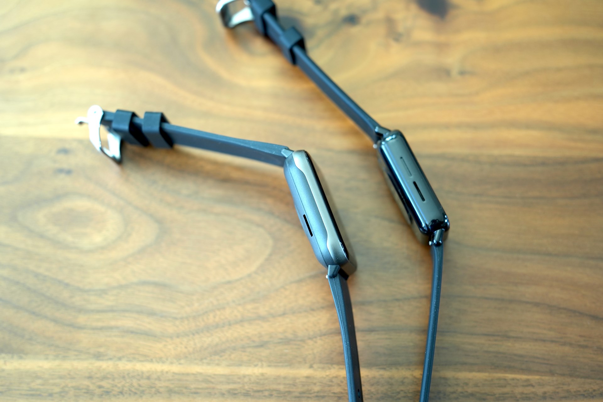 左がスマートウォッチ 01、右がスマートウォッチ 02。どちらも左側面にスピーカーを搭載