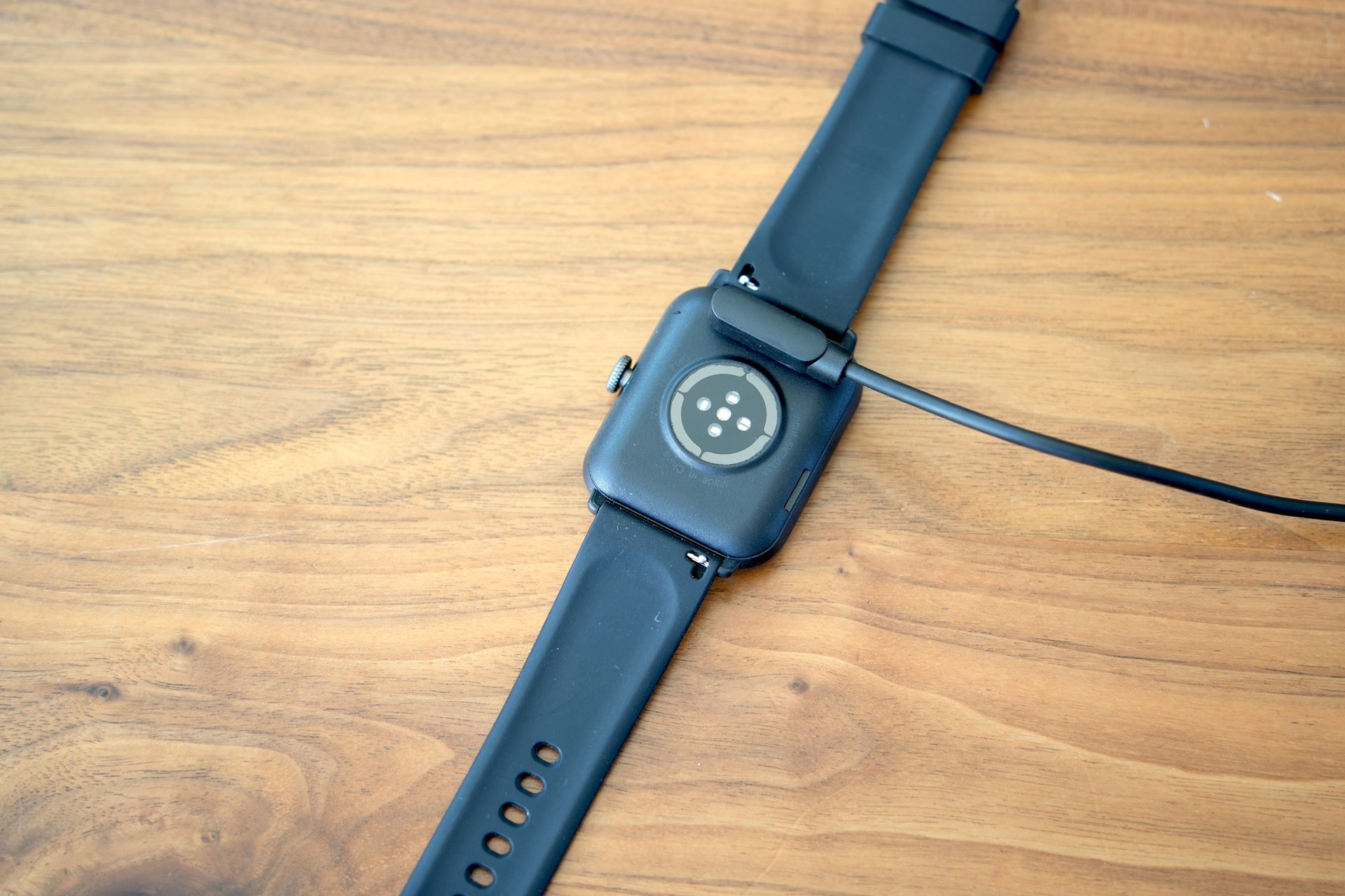 同梱のUSBケーブル充電器で充電する。ウォッチの背面にマグネットでカチッと装着できる