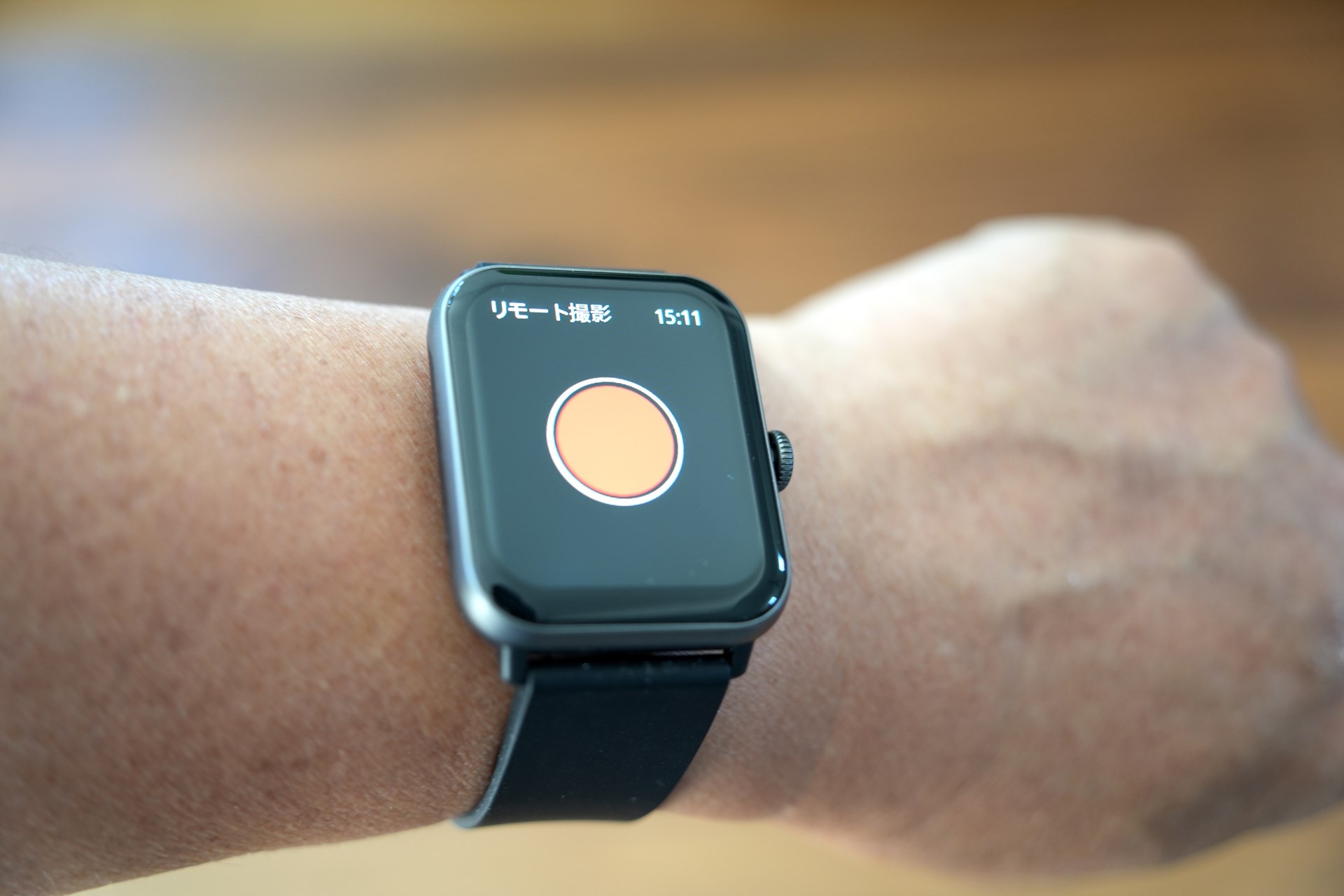 スマホのカメラのシャッターを切る機能があるが、スマホ純正のカメラアプリではなく、「TechWear」アプリから「リモート撮影」を起動する必要がある