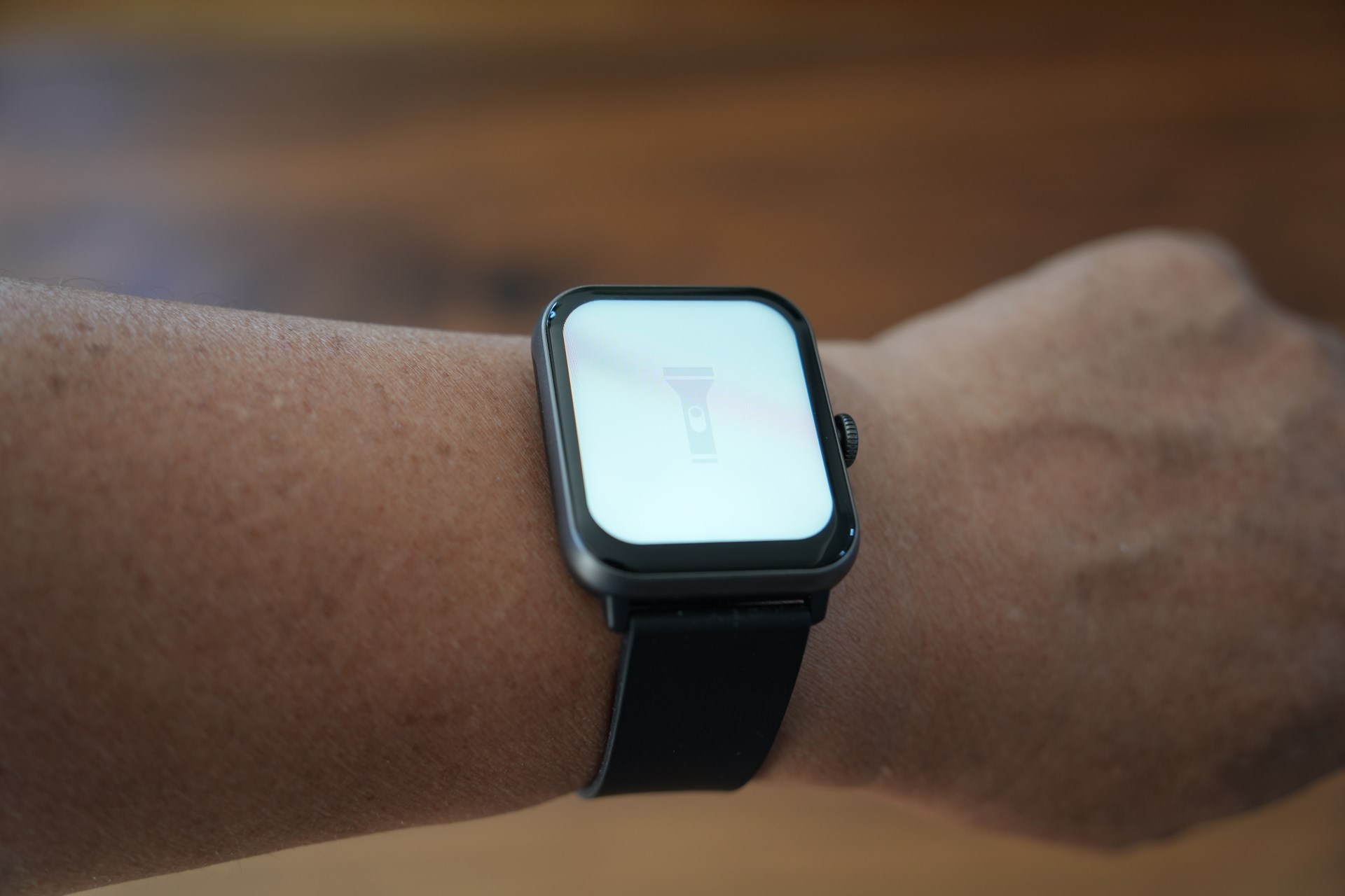 画面を白く点灯させて、キーライトして使うことも