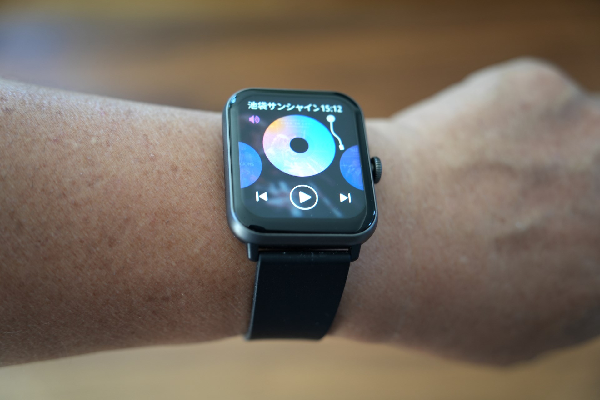 スマホで再生中の音楽をコントロールすることもできる