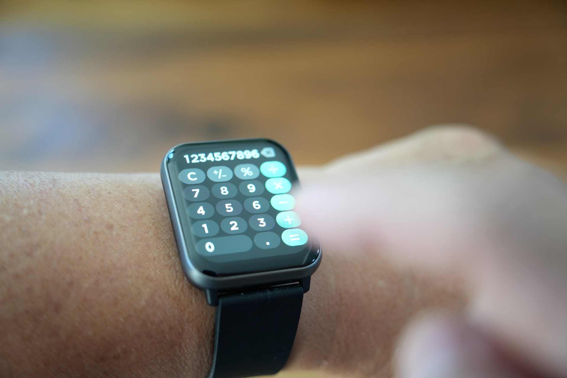 電卓アプリがプリインストールされており、大画面のスマートウォッチ 01は無理なく操作できた