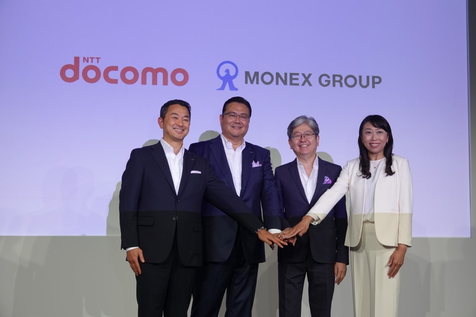 左から、NTTドコモ代表取締役副社長 スマートライフカンパニー長の前田 義晃氏、代表取締役社長の井伊 基之氏、マネックスグループ 代表執行役会長の松本 大氏、代表執行役社長CEOの清明 祐子氏（2023年10月撮影）