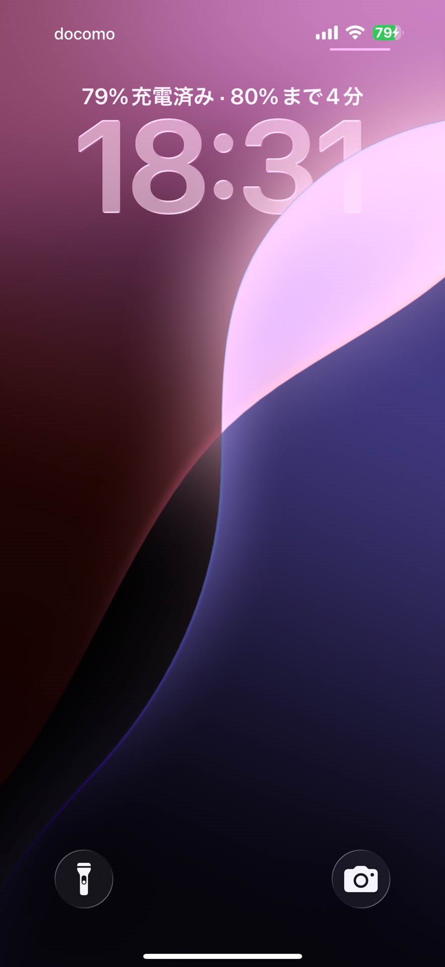 iOS 26のロック画面。右下のカメラアイコンはiOS 18までと同じ