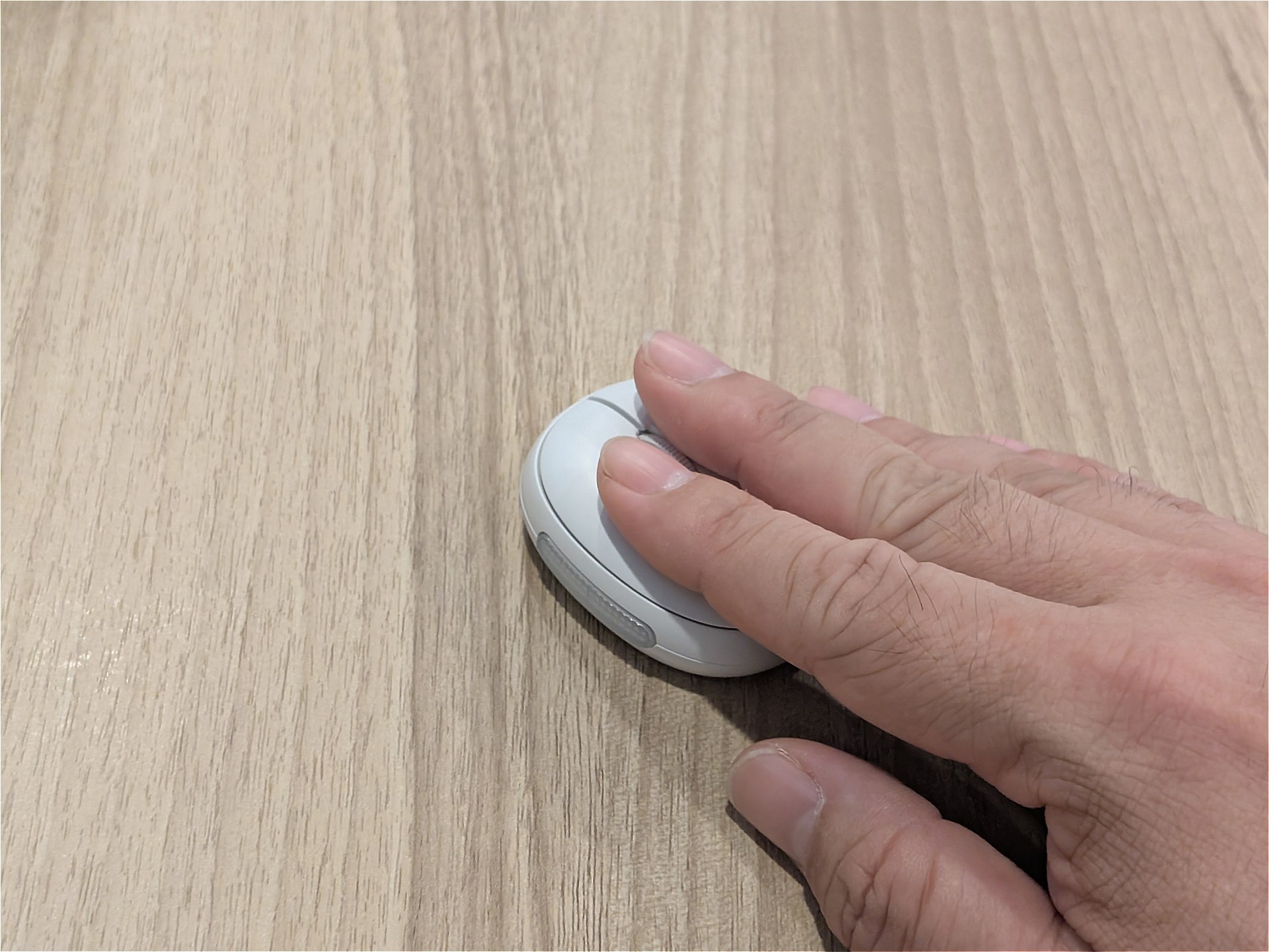 手で操作しているところ