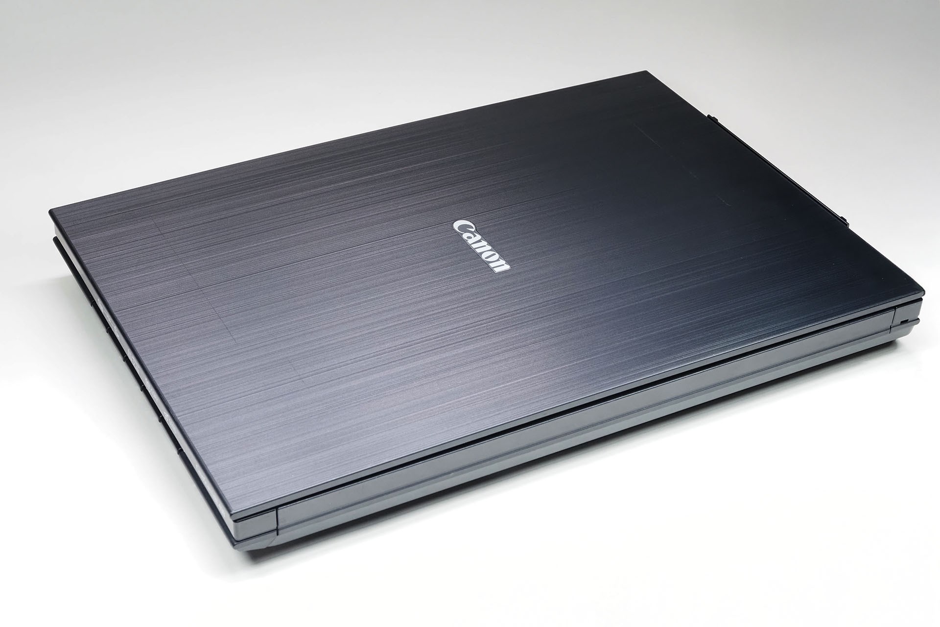 キヤノン「CanoScan LiDE 400」は、光学解像度（主走査×副走査）が4800×4800dpiのフラッドベッドスキャナー。端末とはUSB Type-C接続し、USBバスパワーで動作するためACアダプターなどの電源は不要。最大データ転送速度はUSB2.0のHi-Speedモードである480Mbps。付属の立て置きスタンドを使用すれば縦位置にして省スペースで使える。