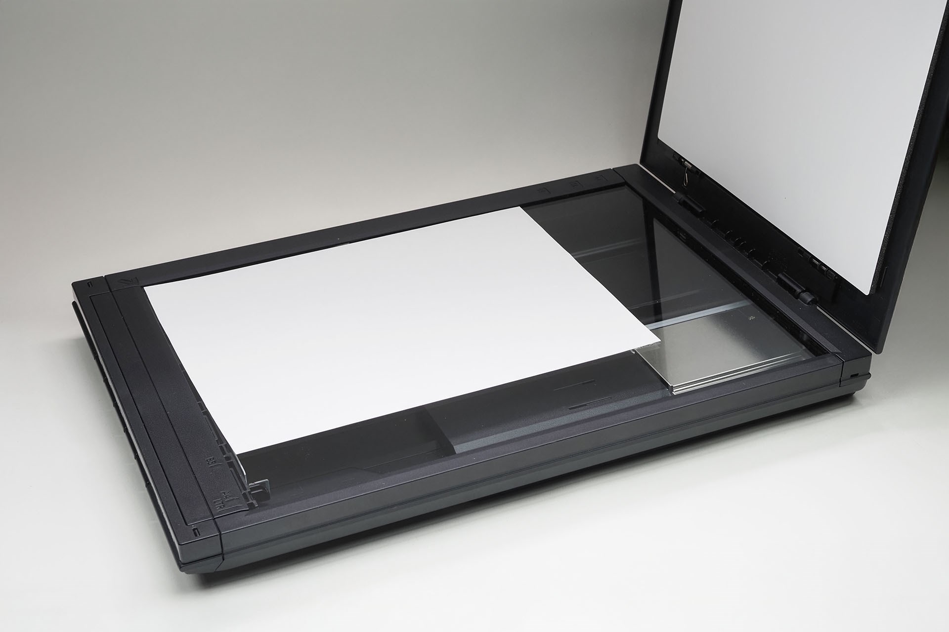 スキャンする原稿はこのようにスキャナー上にペタリと置く。コンビニのマルチプリンターと同じような使い方だ。スキャンスピードは、A4カラー文書（300dpi）で約8秒、L判カラー写真（89×127mm／300dpi）で約4秒。プレビュー時間はA4カラー（300dpi）で約7秒。最大原稿サイズはA4/レター（216×297mm）。