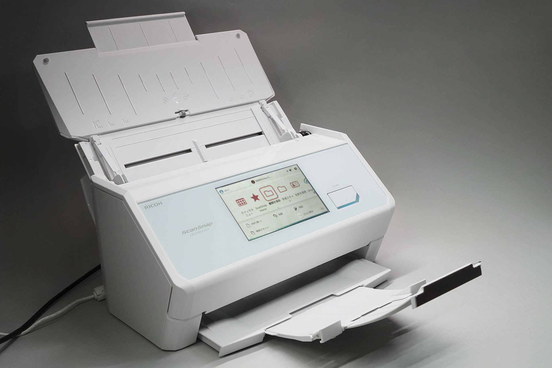 PFUの最新ScanSnapこと「ScanSnap iX2500」。A4などのドキュメントの束や、断裁して各ページをバラバラにした紙書類などをスキャンするなら最強無双とも言える個人／業務向けドキュメントスキャナーだ……が、万能のスキャナーというわけではない。