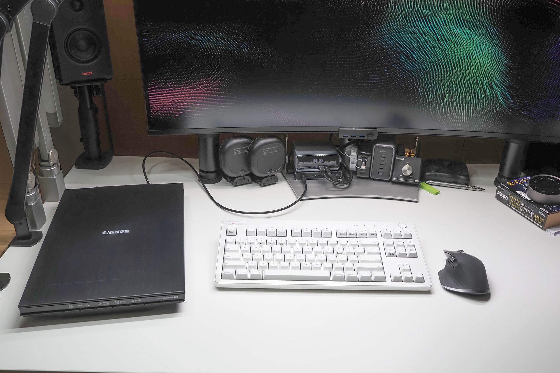 CanoScan LiDE 400を使っての紙書類1000面スキャンは、こんな場所で行われた。紙書類の断裁は一切行わず、たま～にハサミを使った程度。なので、断裁機とScanSnapを使うスキャンより現場はスッキリしていた。