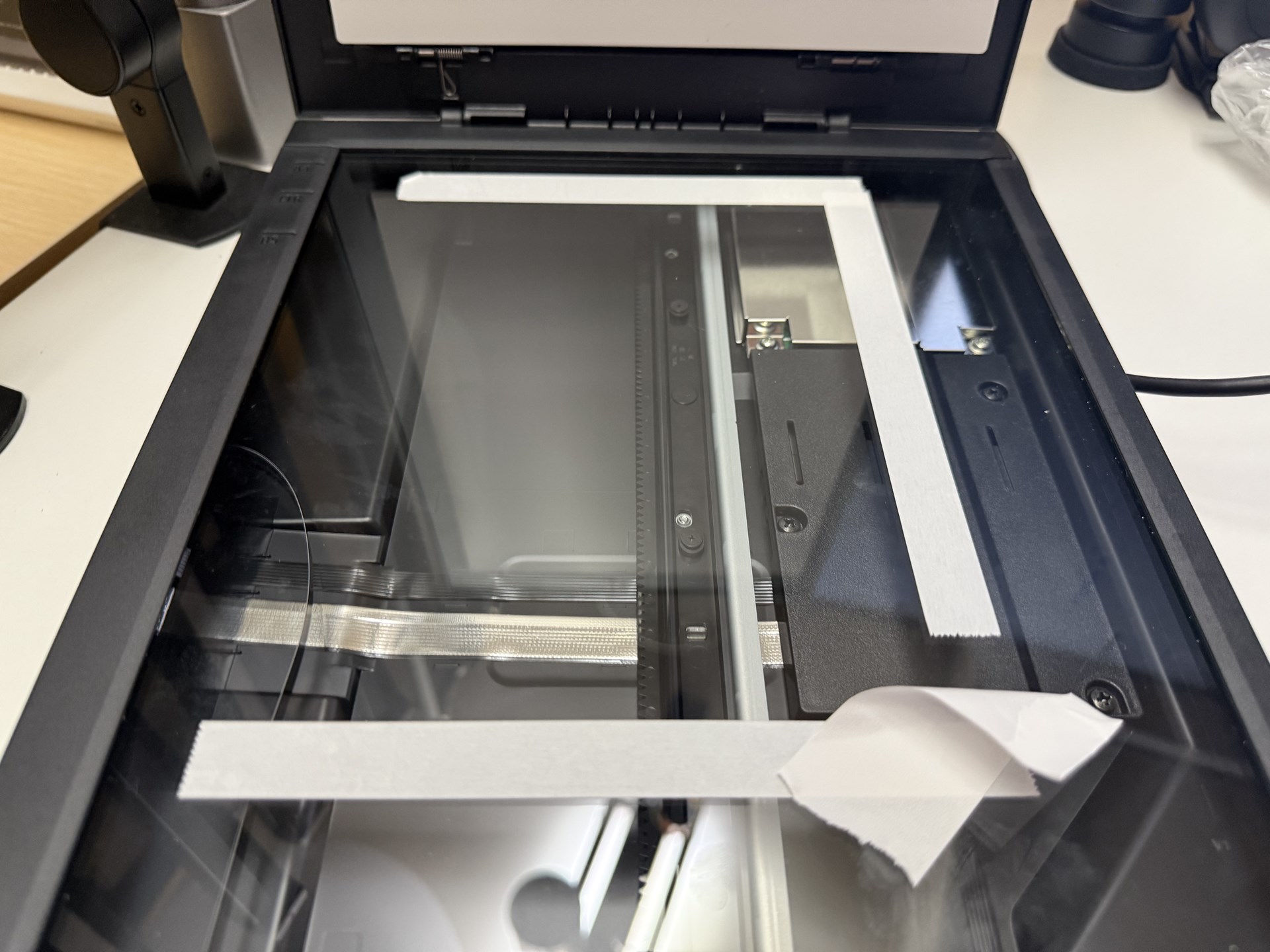 原稿によっては、マスキングテープで原稿を置くための枠を作成した。VueScan側を「クロップドエリア（指定したエリアのみスキャン）」設定にし、マスキングテープ内側の原稿を置いた部分だけスキャンすると、スキャンにかかる時間がわりと大きく短縮できる。