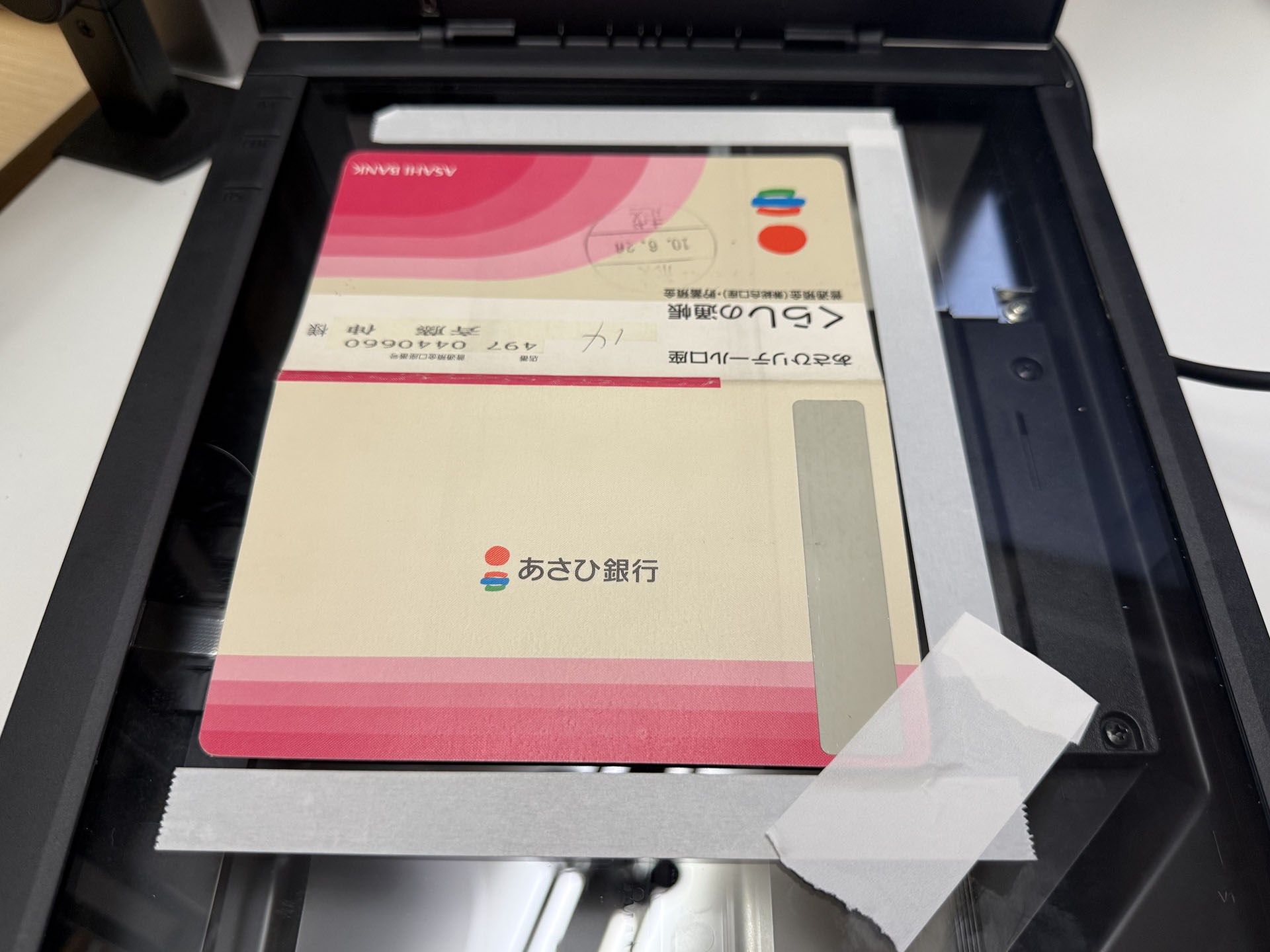 原稿を置いたうえ、マスキングテープなどで原稿を軽く固定すれば、原稿が斜めになることも防げる。