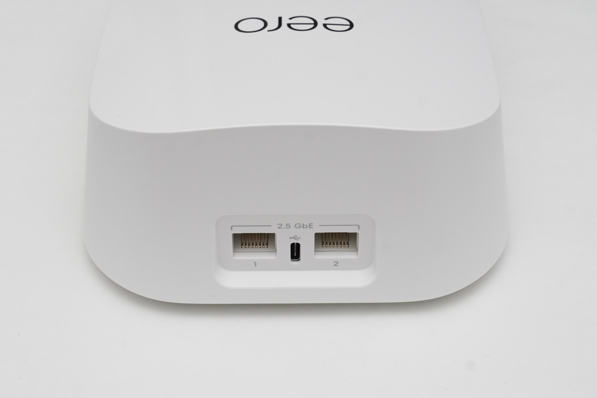 2.5GbpsLANポートが合計2つ、中央は電源入力のUSB Type-C