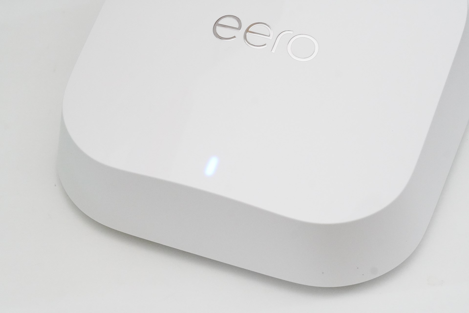 使用中は白や青に点灯