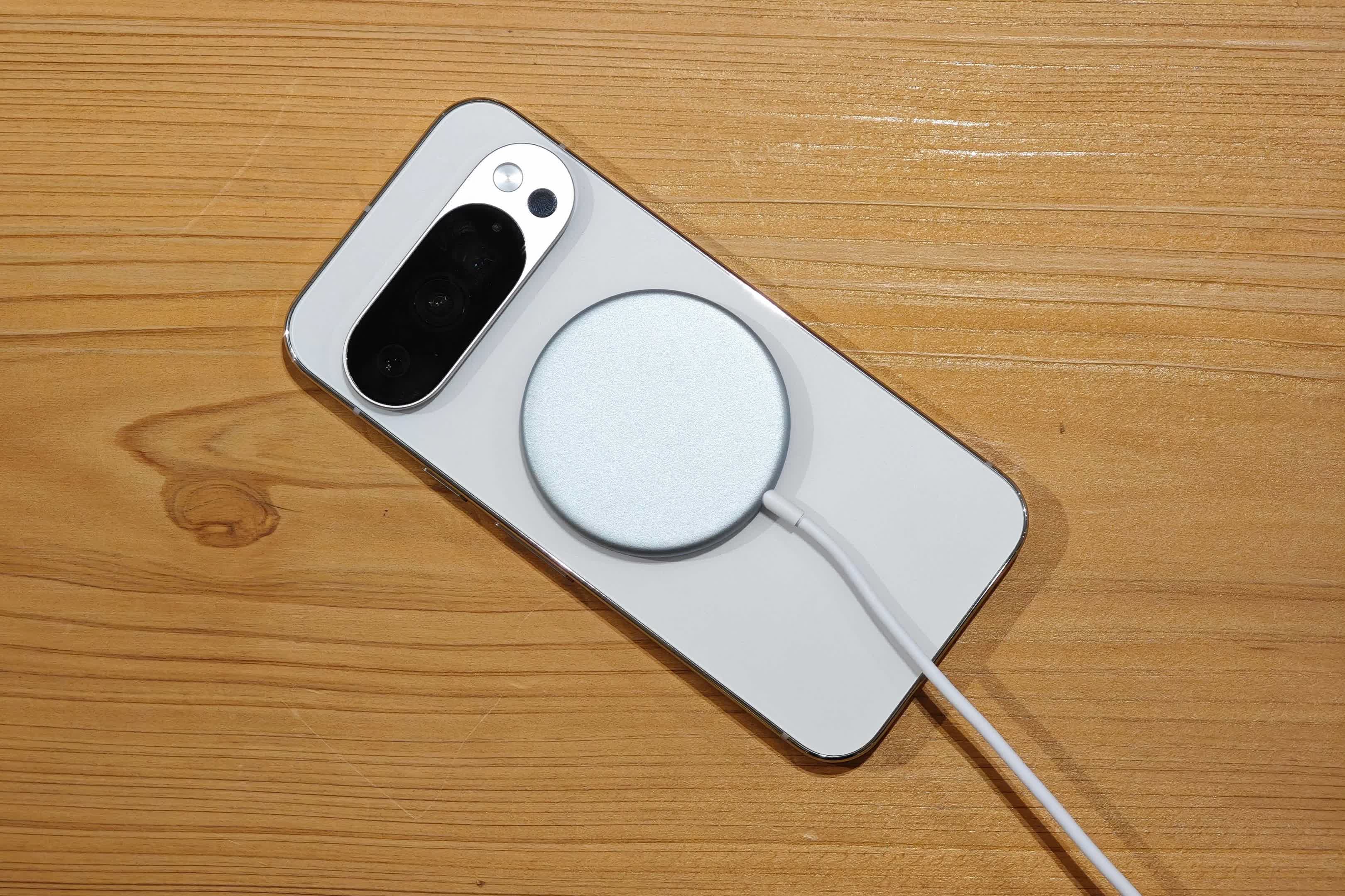 「Google Pixelsnap」では別売のマグネット式ワイヤレス充電器を簡単に固定して充電できる