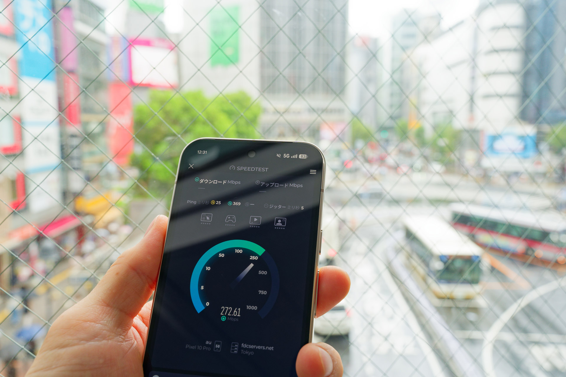 大勢の人でごった返す街中。通常は数Mbpsからせいぜい数十Mbpsだが、「au 5G Fast Lane」を契約したau回線だと270Mbps超えに