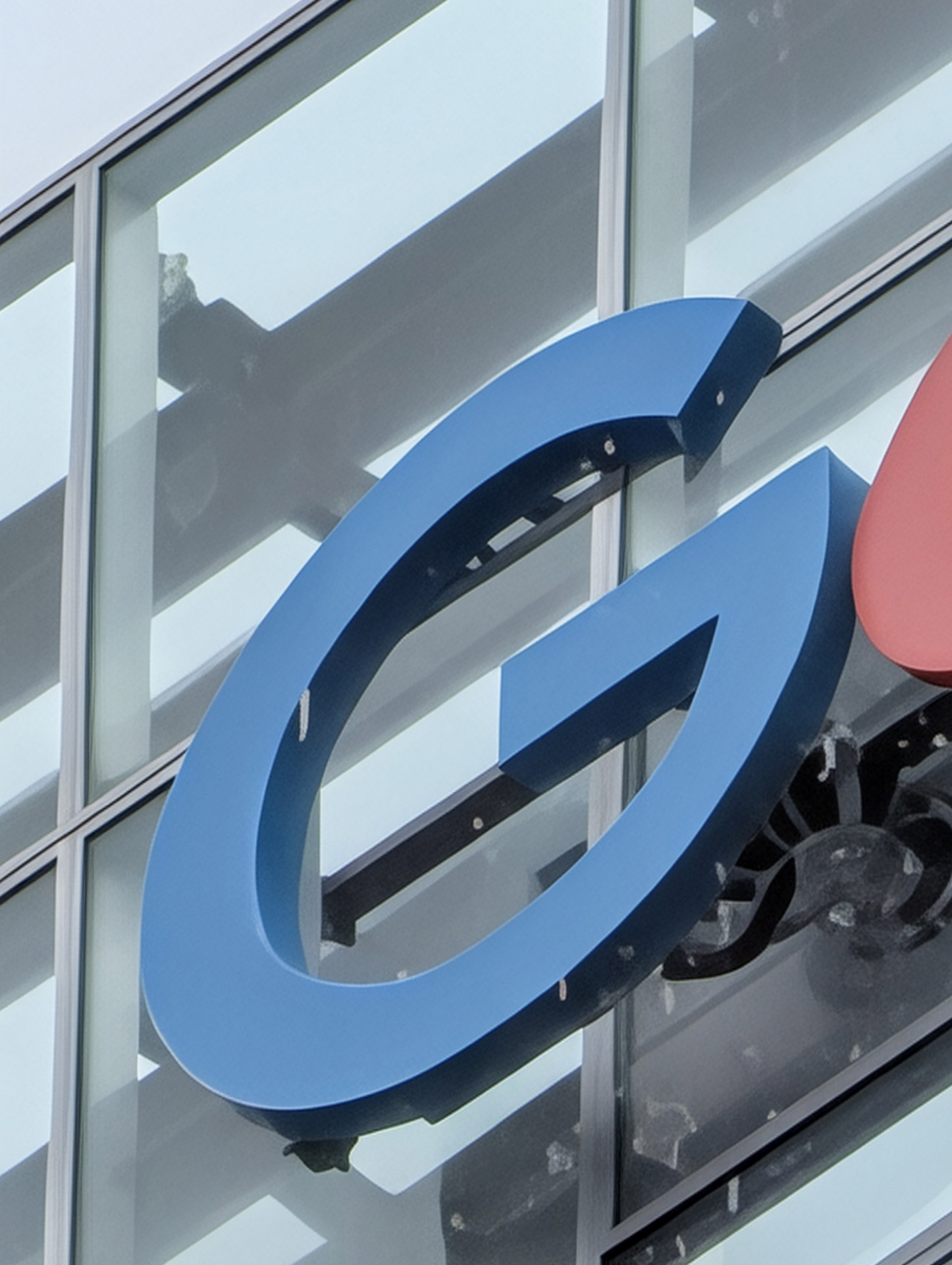 デジタルズーム100倍。白いノイズのようなものは雨が降っていたためと思われる