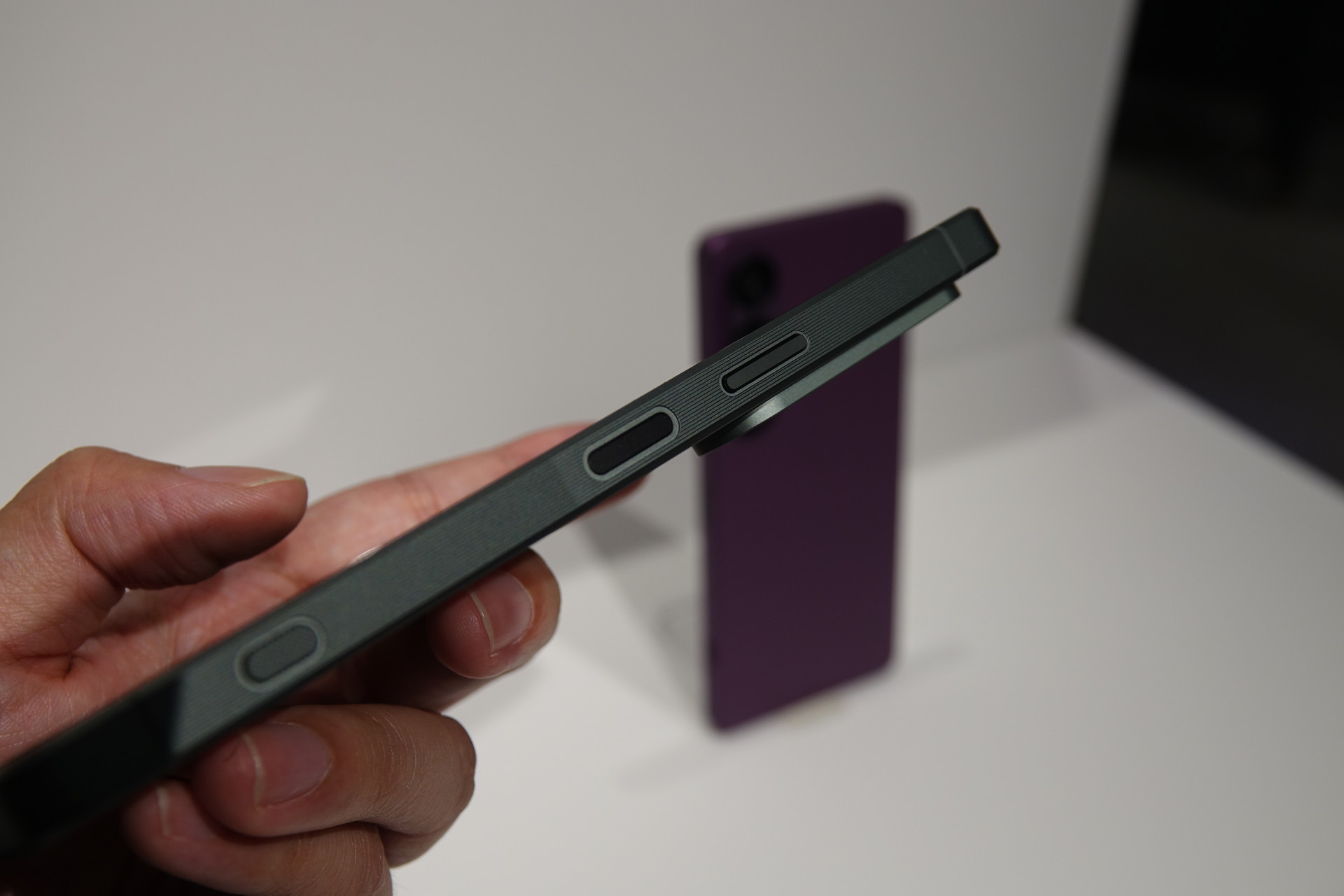 5月のイベントで撮影。近年は画面内の指紋認証が多いが筆者は電源ボタン一体派。しかしもっと言うなら、いまや影も形もなくなった背面認証派なのだが……