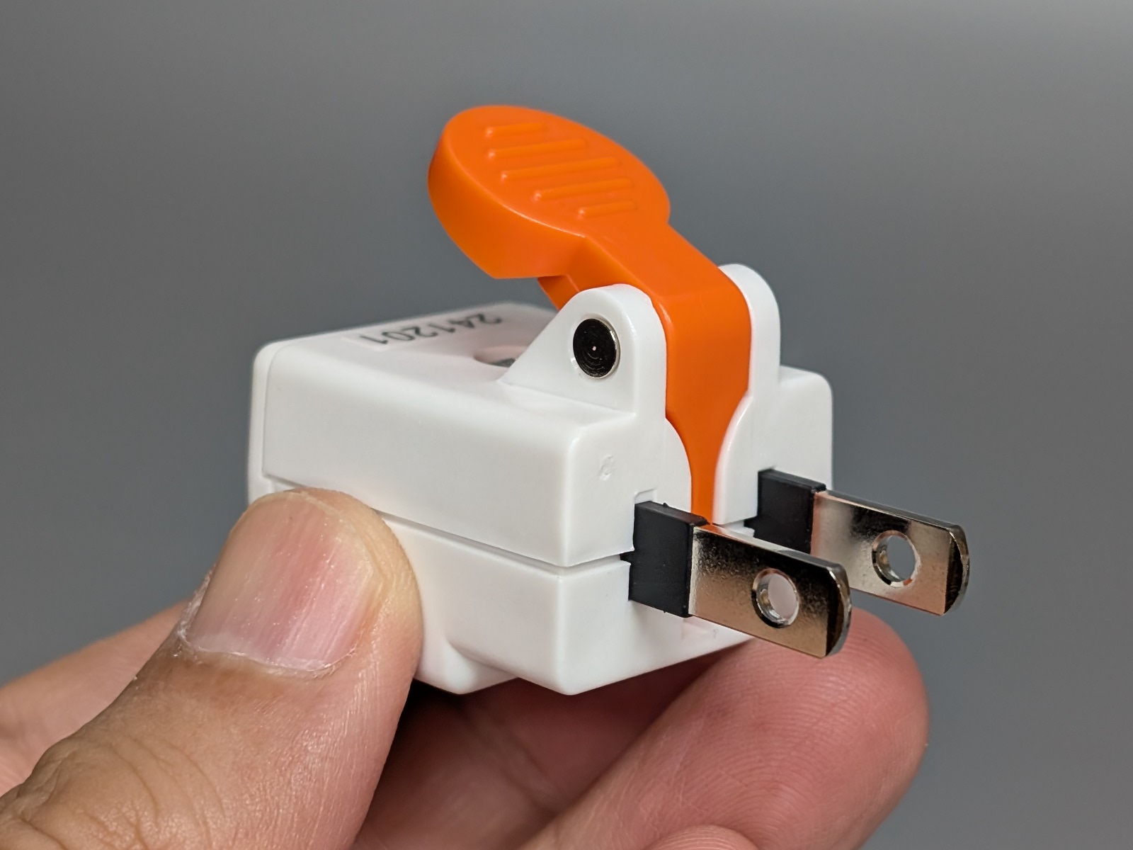外見はごく一般的な、電源プラグをワンプッシュで抜くためのアダプターだ