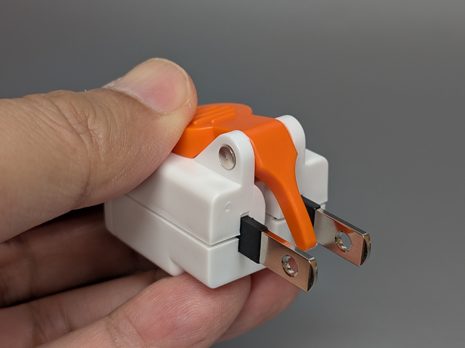 上部レバーを押すことでコンセントから電源プラグを簡単に抜くことができる