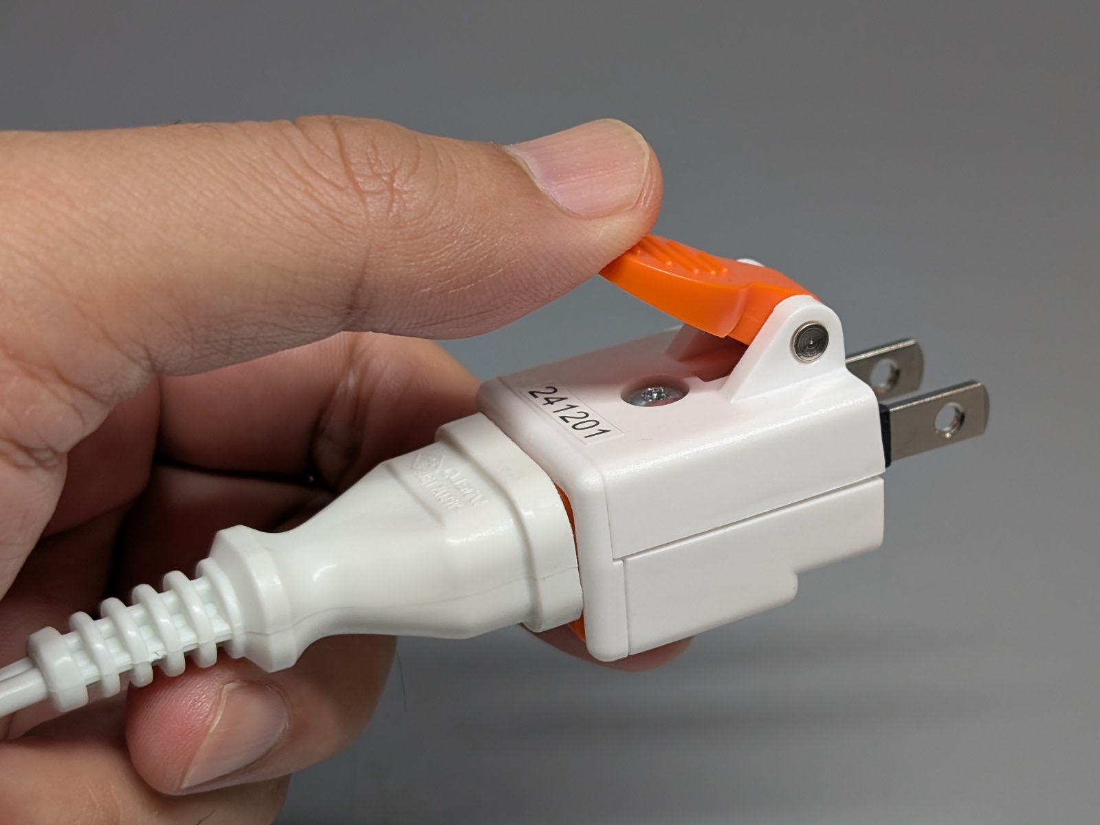 電源プラグに取り付けて使用する。これは背面に挿した状態