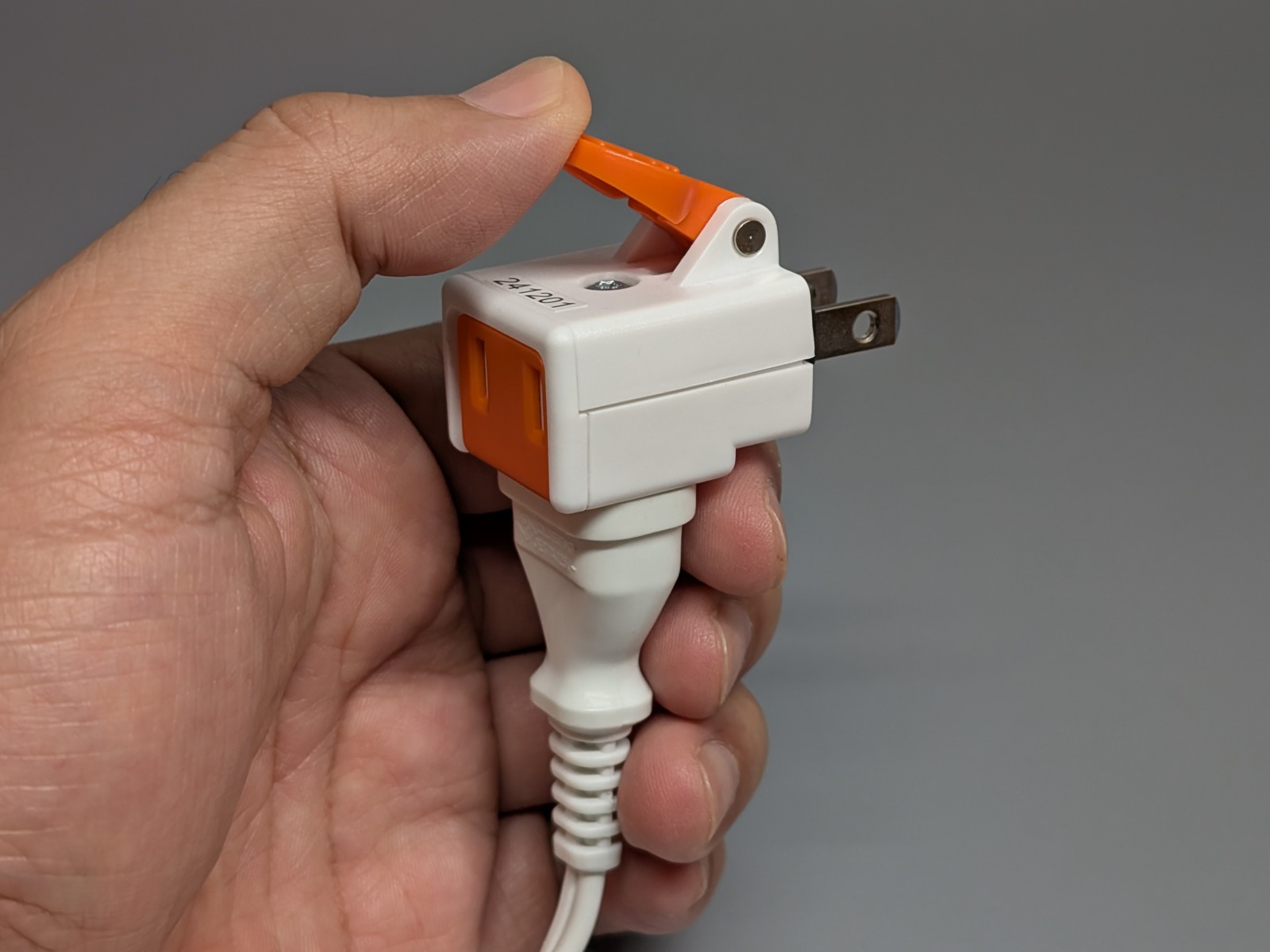 背面だけでなく底面にも挿せるのが同等製品との最大の違いだ