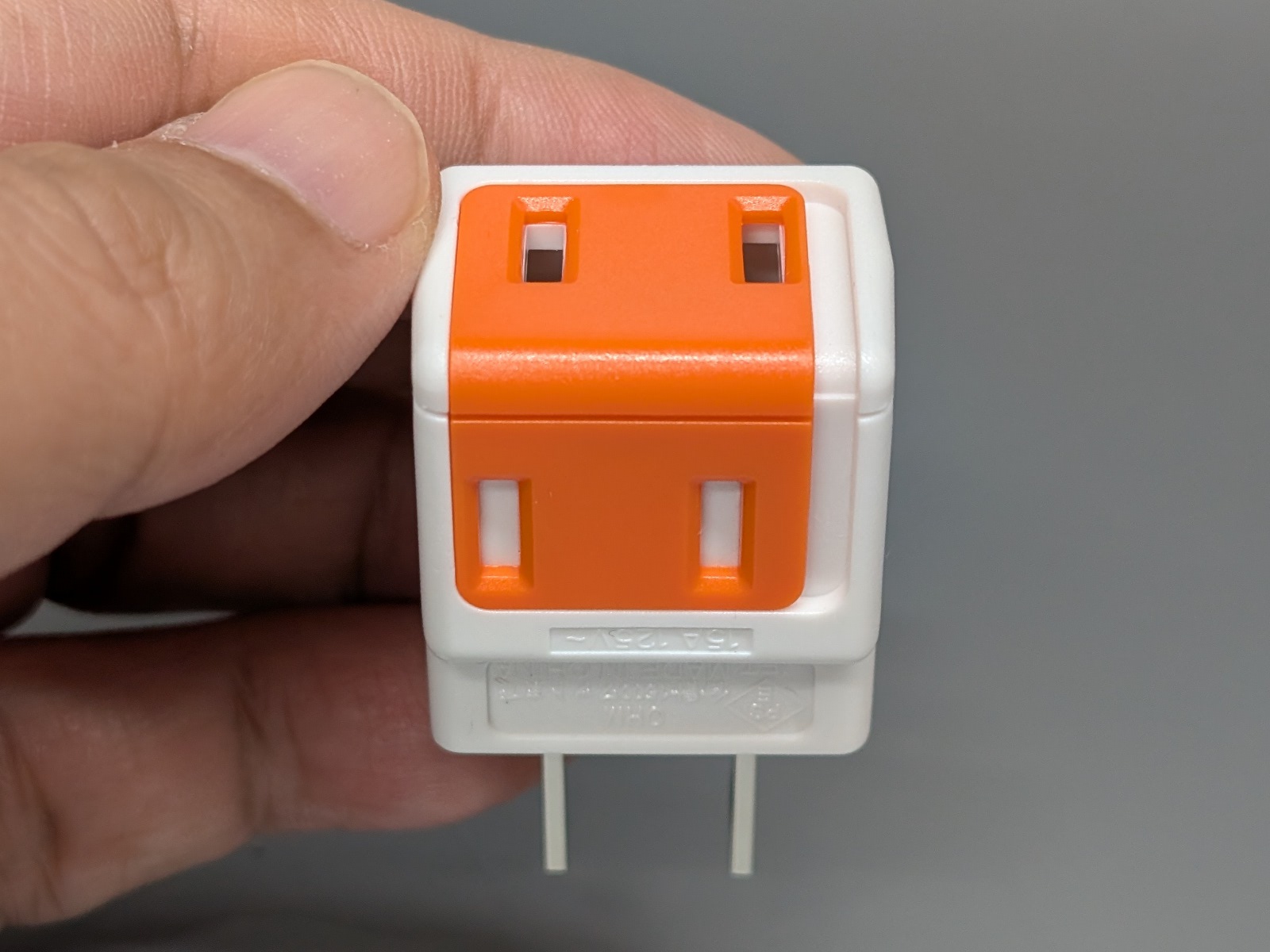 オレンジのカバーをスライドさせることで背面・底面の片方にしか挿せない仕様