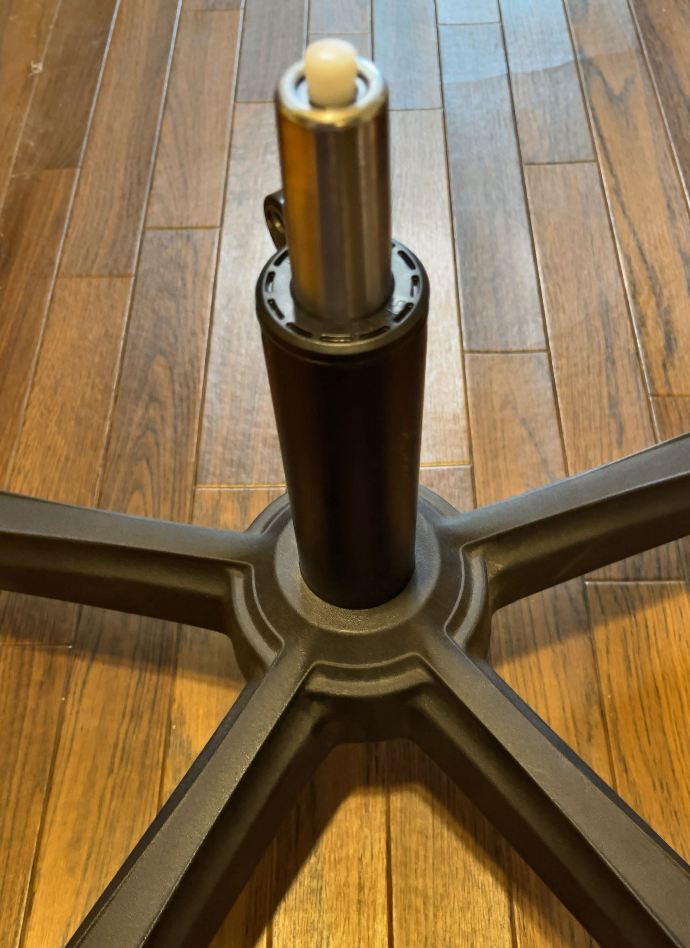 交換後のガスシリンダーを脚に差し込んだところ