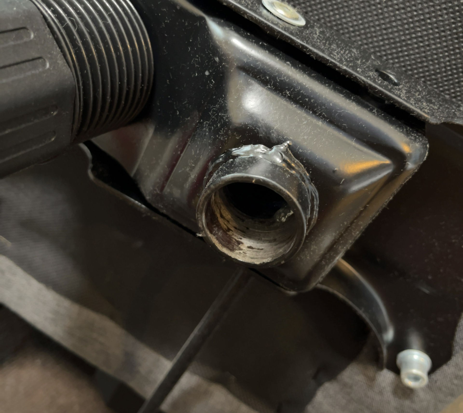 座面側の状態。黒いのはサビだ