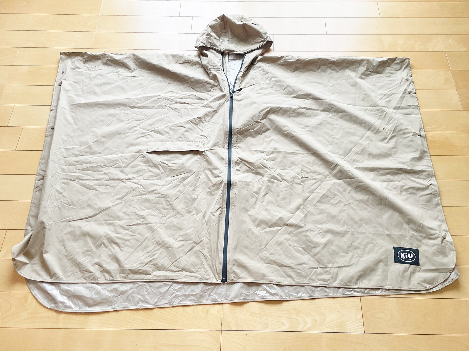 「キウ スタンダードレインポンチョ2ND」。野外フェスの定番製品です。