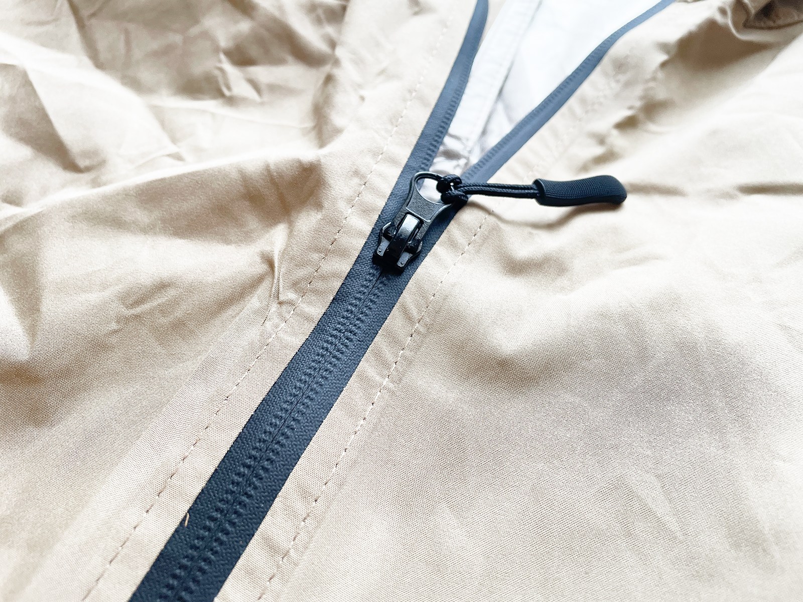 水分が染み込まないよう、ファスナーも止水加工になっています。