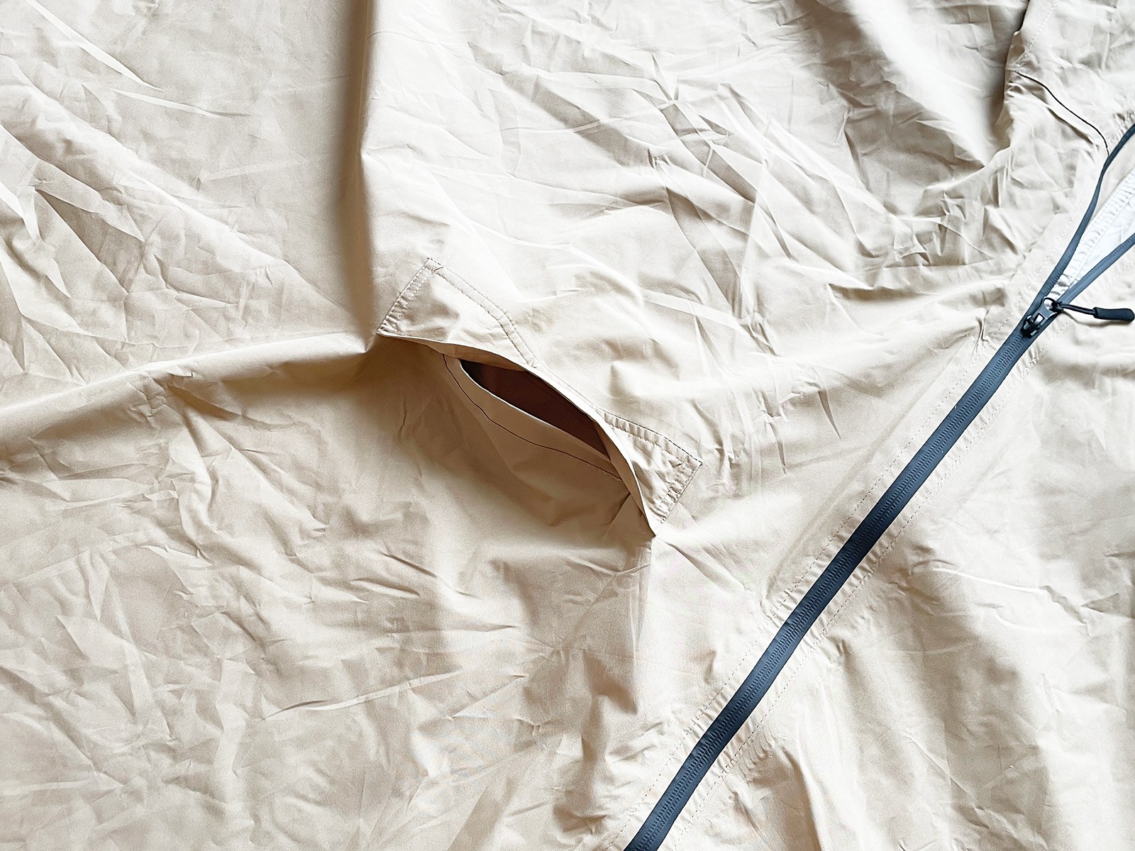 表側にあるポケット。ペットボトルくらいなら入ります。濡れたものを入れておくのに便利。