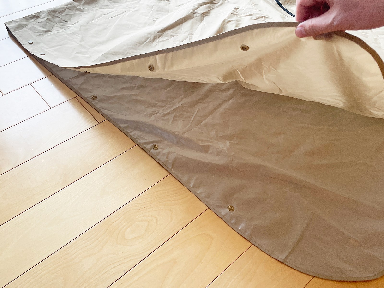 裾はボタンで留められるようになっています。開放状態にすれば大抵のものは包み込めます。