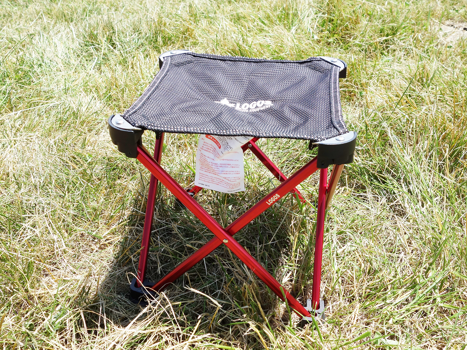 ロゴスの「7075 キュービックチェア」。野外フェス参加の定番アイテムです。