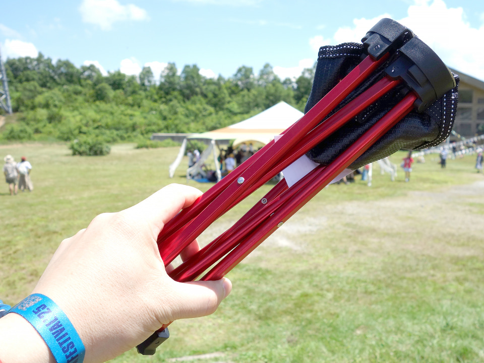 カバンに放り込めるサイズの超小型折りたたみチェア - ケータイ Watch